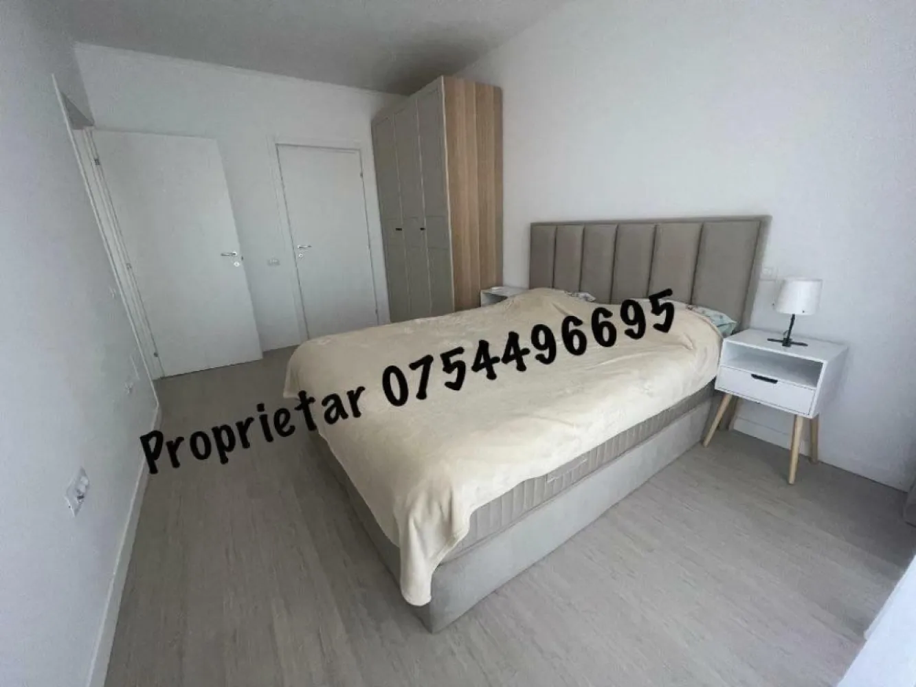 Apartament 3 camere , suprafata 90 mp, Zona Metrou N. Teclu - 155000 euro - Top Zone Residence Theodor Pallady , 3 camere mari si foarte luminoase, cu o suprafata de 75 mp utili, si o terasa generoasa de 15 mp - blocul este construit cu respectarea ultimelor norme legale in domeniu, din cadre din beton armat, cu inchideri exterioare si compartimentare interioara realizate din zidarie YTONG.
Apartamentul dispune de o BUCATARIE MOBILATA (MDF) SI UTILATA, cu electrocasnice noi (frigider LG, masina de spalat Whirlpool, cuptor Electrolux, plita de sticla Gorenje, chiuveta Franke din granit - urmand a fi montate si corpurile de sus prevazute cu o hota Electrolux), de un dormitor matrimonial cu baie proprie, o baie separata (masina de spalat Samsung cu AI), o camera pentru copii sau oaspeti, dar si un living generos. In imediata apropiere (la cateva minute de mers pe jos) se afla numeroase magazine de interes (Ikea, Jumbo, Leroy Merlin, Dedeman, Kaufland, Lidl etc) si un viitor centru comercial (aflat in constructie). Nu in ultimul rand, o noua scoala moderna se afla aproape de finalizare pentru a se bucura foarte multi copii de ea (la 2 minute de mers pe jos).
Apartamentul se vinde cu mobilierul si electrocasnicele regasite in poze (toate sunt achizitionate anul acesta).
Pozitionarea fata de metroul N. Teclu este avantajoasa (8-10 min de mers pe jos), iar vederea nu este obstructionata.
Se poate achizitiona un loc de parcare la pretul de 10.000 euro.
Mentionez ca, in calitate de proprietar, nu doresc sa colaborez cu agentiile imobiliare.
