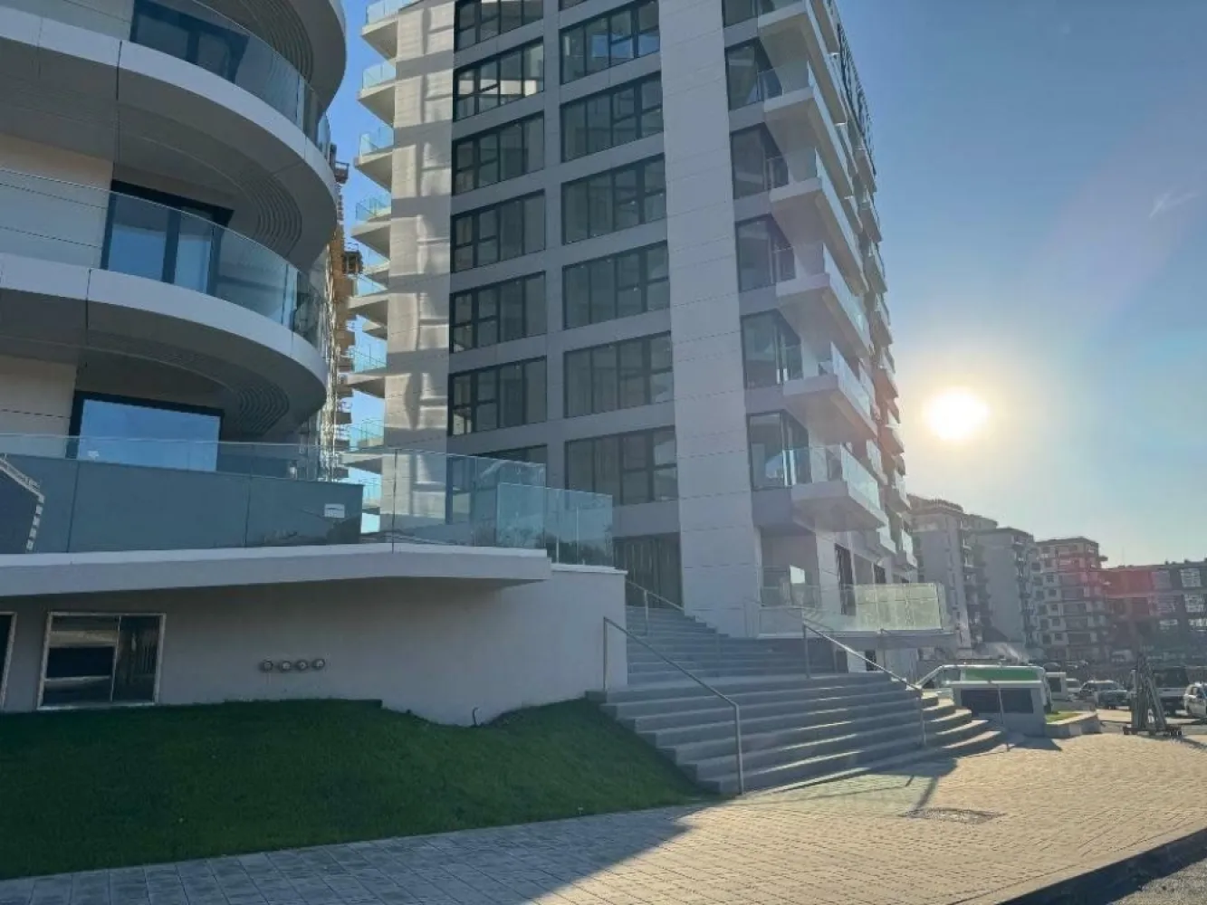 Apartamente cu 3 camere de vânzare în One Lake Club - direct proprietar - Vând apartament cu 3 camere în One Lake Club II, direct proprietar fără agenţie, bloc nou finalizat in 2024, etaj 6, vedere către lac, clădire F.
Suprafaţă construita este de 96,8 mp, cu terasa inclusă.
Preţul este de 325 000 euro fără TVA, persoana juridică, la care se adăuga un loc de parcare single la preţul de 30 000 euro fără TVA.
