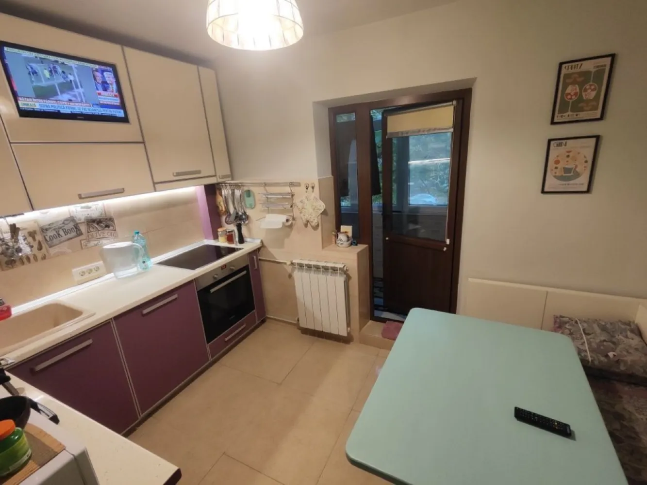 Apartament 3 camere Baneasa renovat mobilat 2 locuri parcare - Vand apartament decomandat cu 3 camere in Baneasa , pe Strada Baneasa, la 1 minut de mers pe jos de scoala 7 si gradinita 122, 3 minute de parc, langa Aeroport Baneasa si viitoarea statie de metrou.
 Pozitie excelenta, etaj 1 , orientat spre sud, copaci care asigura si umbra, nu este la bulevard, are 2 bai, balcon generos pentru depozitare si pentru a usca rufe. Spatii suficiente de depozitare.
 2 locuri de parcare !!
 Renovat complet in urma cu aproximativ 5 ani - instalatii sanitare, electrice, inlocuit gresie, faianta, parchet, mobila noua .
 Dispune de 2 aparate de aer conditionat, dintre care 1 pe hol , geamuri termopan tripan.
 Se vinde mobilat si utilat, gata de mutat in el. Totul este functional! 
 Blocul a fost reabilitat termic in urma cu 2 ani, constructia fiind din anul 1982.
 Oportunitate uriasa, genul acesta de apartament nu apare in fiecare zi la vanzare!
Daca este telefonul inchis, lasati sms si va contactez eu.
 Pentru agentii- nu platim comision.