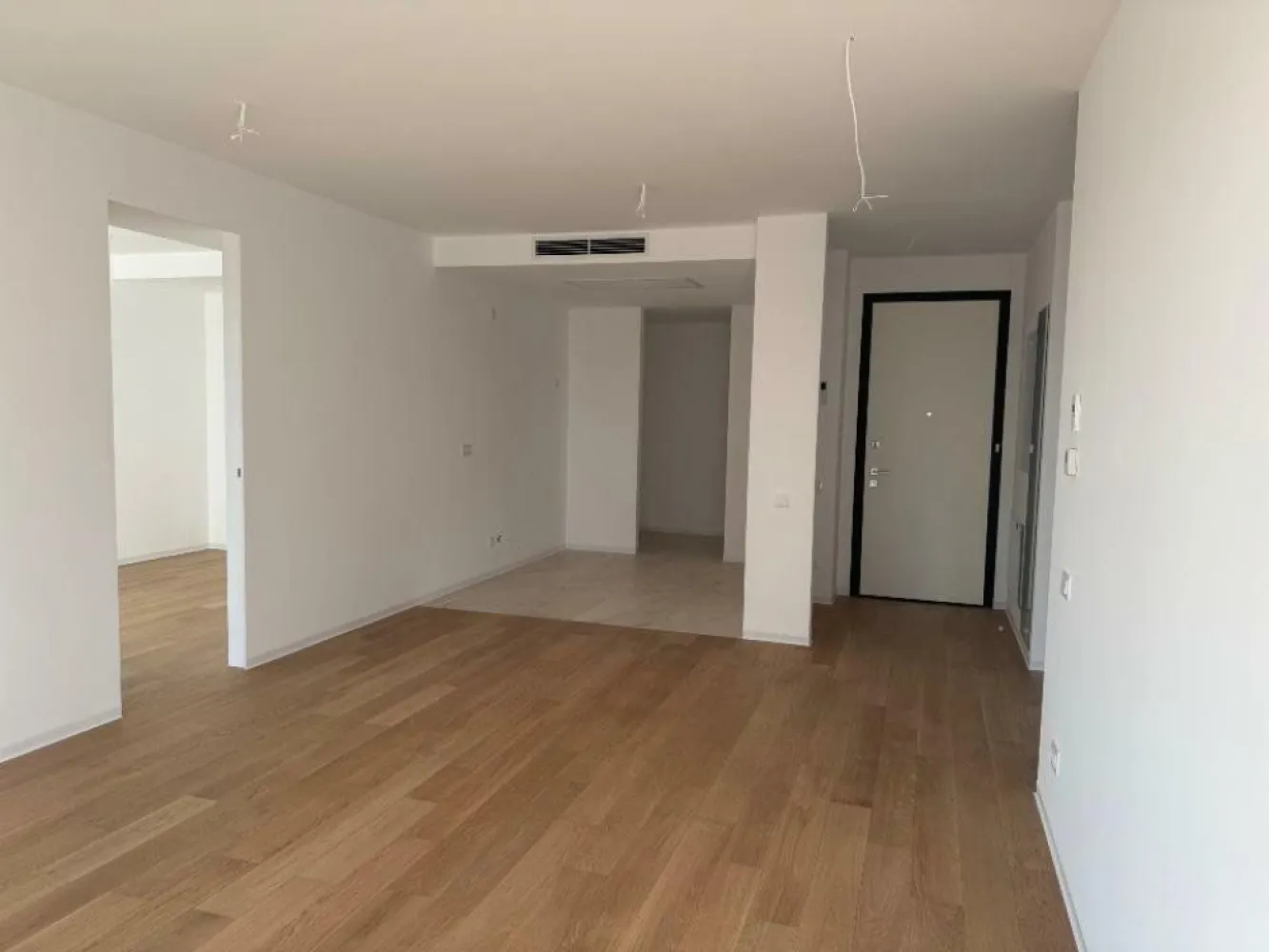 Apartamente cu 3 camere de vânzare în One Lake Club - direct proprietar - Vând apartament cu 3 camere în One Lake Club II, direct proprietar fără agenţie, bloc nou finalizat in 2024, etaj 6, vedere către lac, clădire F.
Suprafaţă construita este de 96,8 mp, cu terasa inclusă.
Preţul este de 325 000 euro fără TVA, persoana juridică, la care se adăuga un loc de parcare single la preţul de 30 000 euro fără TVA.