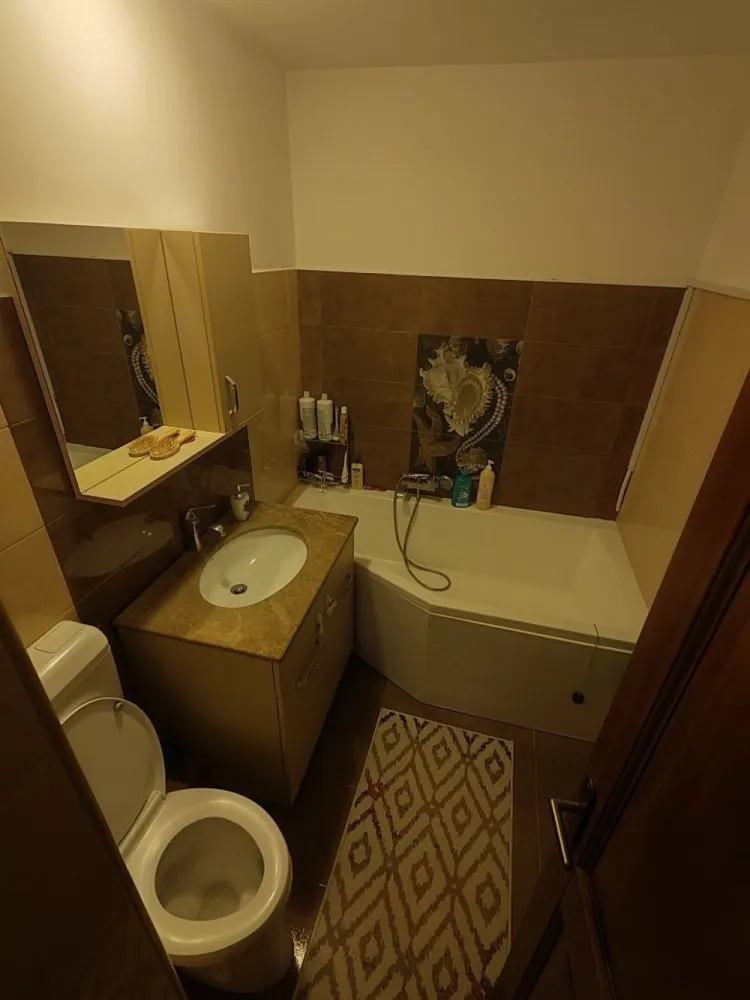 Apartament 3 camere Baneasa renovat mobilat 2 locuri parcare - Vand apartament decomandat cu 3 camere in Baneasa , pe Strada Baneasa, la 1 minut de mers pe jos de scoala 7 si gradinita 122, 3 minute de parc, langa Aeroport Baneasa si viitoarea statie de metrou.
 Pozitie excelenta, etaj 1 , orientat spre sud, copaci care asigura si umbra, nu este la bulevard, are 2 bai, balcon generos pentru depozitare si pentru a usca rufe. Spatii suficiente de depozitare.
 2 locuri de parcare !!
 Renovat complet in urma cu aproximativ 5 ani - instalatii sanitare, electrice, inlocuit gresie, faianta, parchet, mobila noua .
 Dispune de 2 aparate de aer conditionat, dintre care 1 pe hol , geamuri termopan tripan.
 Se vinde mobilat si utilat, gata de mutat in el. Totul este functional! 
 Blocul a fost reabilitat termic in urma cu 2 ani, constructia fiind din anul 1982.
 Oportunitate uriasa, genul acesta de apartament nu apare in fiecare zi la vanzare!
Daca este telefonul inchis, lasati sms si va contactez eu.
 Pentru agentii- nu platim comision.