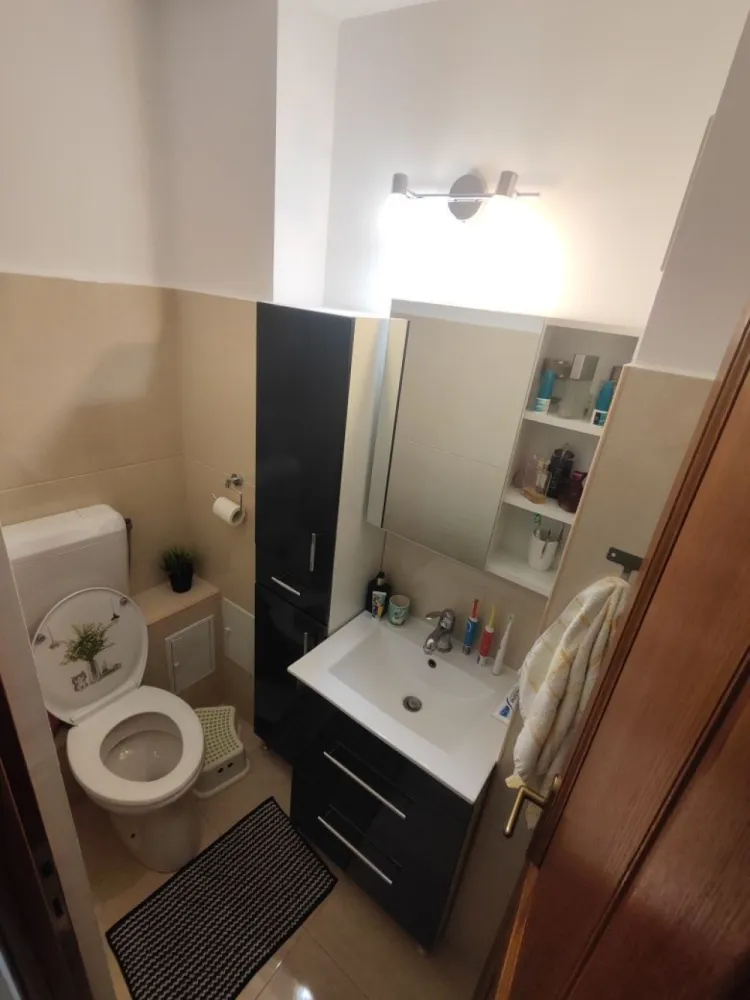 Apartament 3 camere Baneasa renovat mobilat 2 locuri parcare - Vand apartament decomandat cu 3 camere in Baneasa , pe Strada Baneasa, la 1 minut de mers pe jos de scoala 7 si gradinita 122, 3 minute de parc, langa Aeroport Baneasa si viitoarea statie de metrou.
 Pozitie excelenta, etaj 1 , orientat spre sud, copaci care asigura si umbra, nu este la bulevard, are 2 bai, balcon generos pentru depozitare si pentru a usca rufe. Spatii suficiente de depozitare.
 2 locuri de parcare !!
 Renovat complet in urma cu aproximativ 5 ani - instalatii sanitare, electrice, inlocuit gresie, faianta, parchet, mobila noua .
 Dispune de 2 aparate de aer conditionat, dintre care 1 pe hol , geamuri termopan tripan.
 Se vinde mobilat si utilat, gata de mutat in el. Totul este functional! 
 Blocul a fost reabilitat termic in urma cu 2 ani, constructia fiind din anul 1982.
 Oportunitate uriasa, genul acesta de apartament nu apare in fiecare zi la vanzare!
Daca este telefonul inchis, lasati sms si va contactez eu.
 Pentru agentii- nu platim comision.