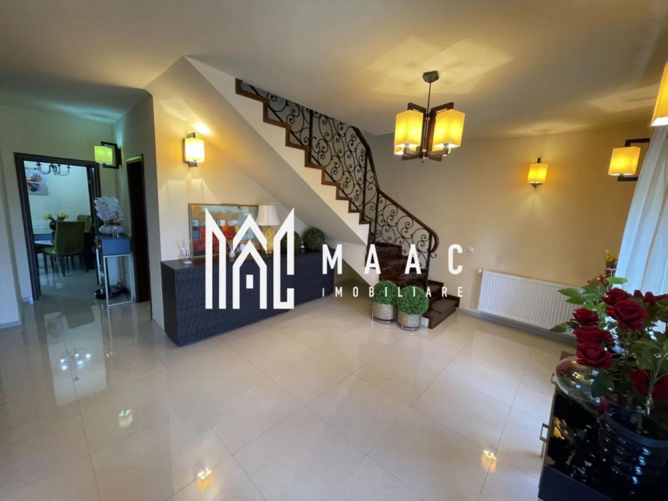 Casă complet mobilată cu teren 407 mp I garaj și foișor I Șura Mare - MAAC Imobiliare propune spre vânzare o casă unifamilială, situată în localitatea Șura Mare, într-o zonă liniștită și bine conectată cu orașul Sibiu. Proprietatea beneficiază de un teren generos de 407 mp și o suprafață utilă de 164 mp, la care se adaugă terasă, balcoane și garaj. Compartimentare funcțională, pe două niveluri: Parter: Living generos de 42,35 mp Bucătărie separată Baie Cămară Cameră tehnică Terasă cu ieșire directă din bucătărie Etaj: 3 dormitoare 2 dressinguri Hol Baie 2 balcoane Dotări și avantaje: Tâmplărie PVC Qfort cu geam tripan Rulouri electrice la ferestre și uși, atât la parter cât și la etaj Încălzire atât prin centrală pe gaz (în garanție), cât și prin centrală pe lemne Curent trifazic, apă curentă, canalizare Garaj în curte cu 2 porți electrice Foișor amenajat Poartă auto automatizată Se vinde complet mobilată și utilată Această proprietate este ideală pentru o familie care își dorește confort, spațiu și un cadru liniștit, la câțiva kilometri de Sibiu. O locuință completă, bine dotată și pregătită pentru mutare. Pentru mai multe detalii, menționați telefonic ID: CP2555455 }}