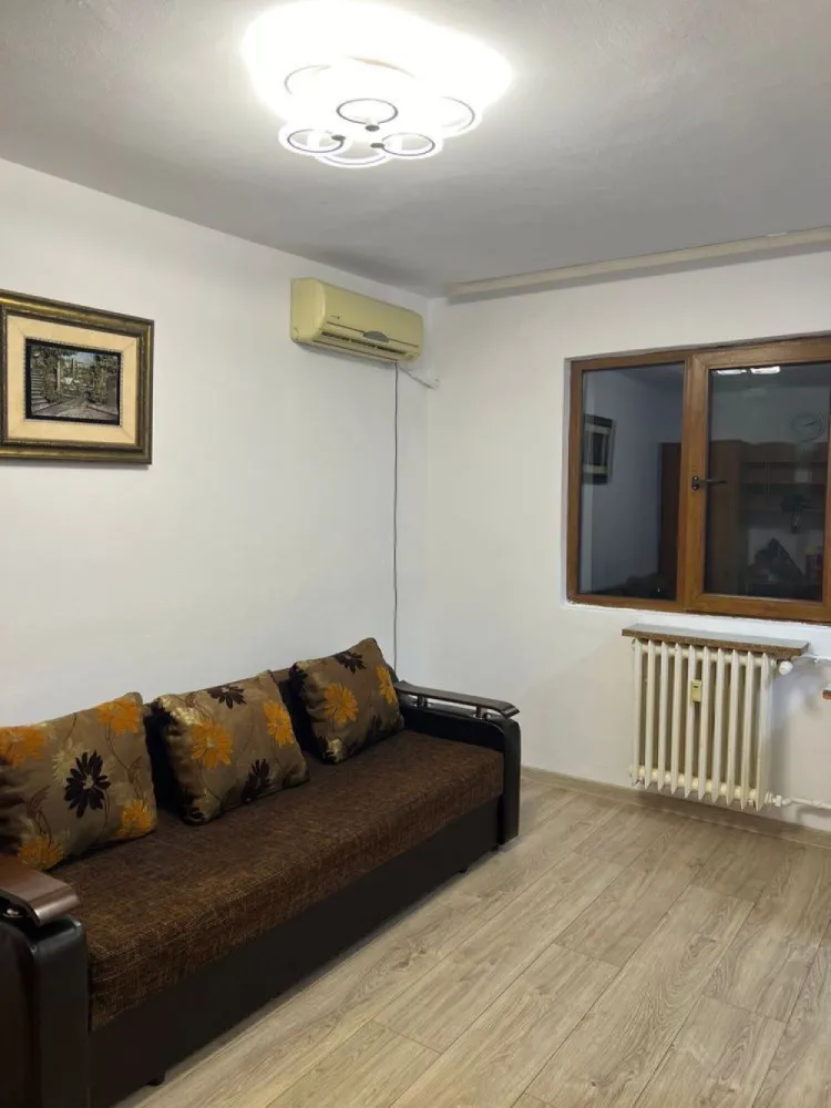 Vanzare garsoniera Piata Alba Iulia, Decebal, str. Moise Nicoara - Proprietar. Vând garsonieră renovată 2024, parchet, ușa metalică, termopan, instalație sanitară schimbată, bloc reabilitat termic, etaj 4/10. 
Utilată și mobilată complet. 
Se vinde cu tot ce se vede în poze. 
Mijloace de transport la 2 minute de mers pe jos în bulevardul Unirii. 
În zona: piața Alba Iulia, piața Muncii, bld. Decebal, bld. Unirii, bld. Burebista, Mall Vitan
Tel: 07******94