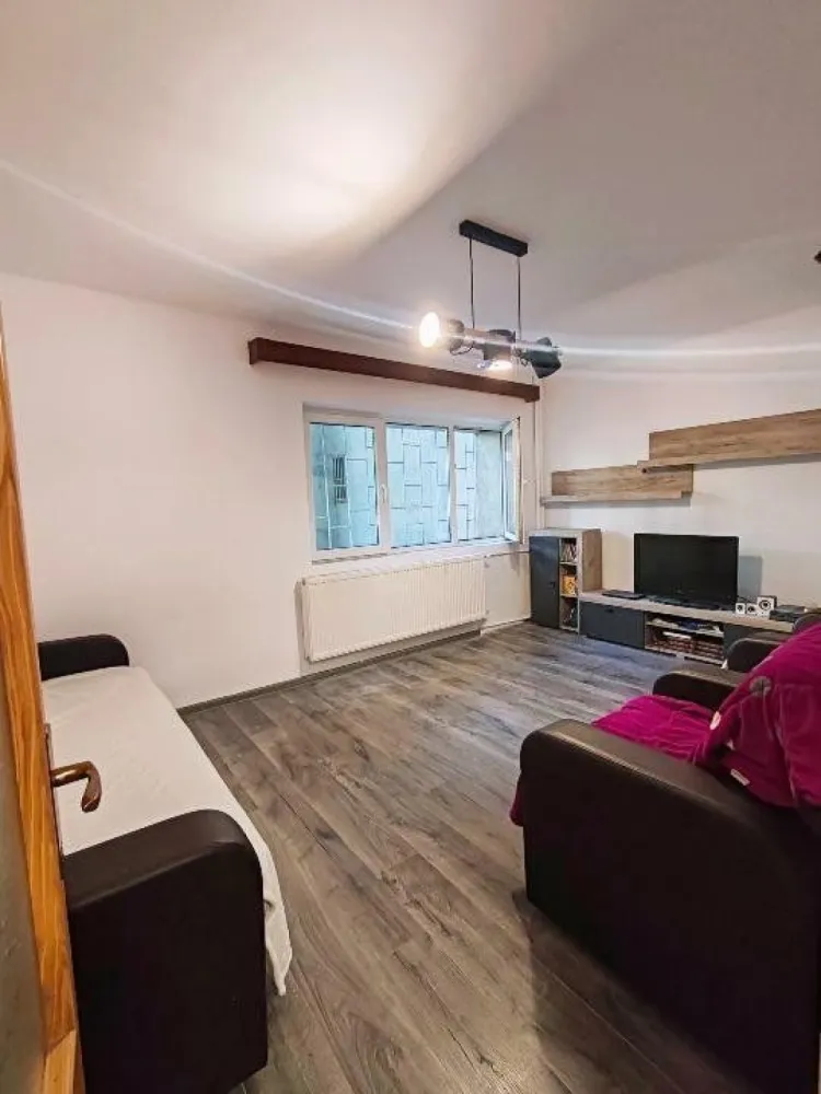 4 Camere | Decomandat | Parter | Titulescu - Ocazie, apartamentul este renovat in Octombrie 2024, liber imediat. Cu vedere la gradina din spatele blocului pentru toate cele 3 dormitoare. 
Bucătăria şi livingul au vedere la gradina din fata blocului. 
Excelent amplasat atât pentru locuinta cât şi pentru o afacere blocul este izolat termic şi fonic asigurând un confort sporit cu răcoare vara şi căldură pe perioada anotimpului rece.
Apartamentul are 2 bai şi spaţii de depozitare generoase, fiind excelent compartimentat.