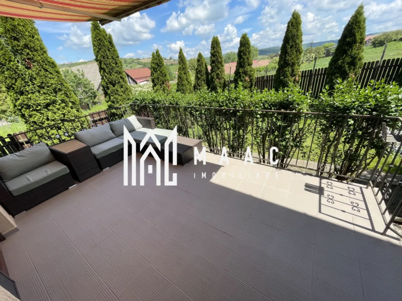 Casă complet mobilată cu teren 407 mp I garaj și foișor I Șura Mare - MAAC Imobiliare propune spre vânzare o casă unifamilială, situată în localitatea Șura Mare, într-o zonă liniștită și bine conectată cu orașul Sibiu. Proprietatea beneficiază de un teren generos de 407 mp și o suprafață utilă de 164 mp, la care se adaugă terasă, balcoane și garaj. Compartimentare funcțională, pe două niveluri: Parter: Living generos de 42,35 mp Bucătărie separată Baie Cămară Cameră tehnică Terasă cu ieșire directă din bucătărie Etaj: 3 dormitoare 2 dressinguri Hol Baie 2 balcoane Dotări și avantaje: Tâmplărie PVC Qfort cu geam tripan Rulouri electrice la ferestre și uși, atât la parter cât și la etaj Încălzire atât prin centrală pe gaz (în garanție), cât și prin centrală pe lemne Curent trifazic, apă curentă, canalizare Garaj în curte cu 2 porți electrice Foișor amenajat Poartă auto automatizată Se vinde complet mobilată și utilată Această proprietate este ideală pentru o familie care își dorește confort, spațiu și un cadru liniștit, la câțiva kilometri de Sibiu. O locuință completă, bine dotată și pregătită pentru mutare. Pentru mai multe detalii, menționați telefonic ID: CP2555455 }}