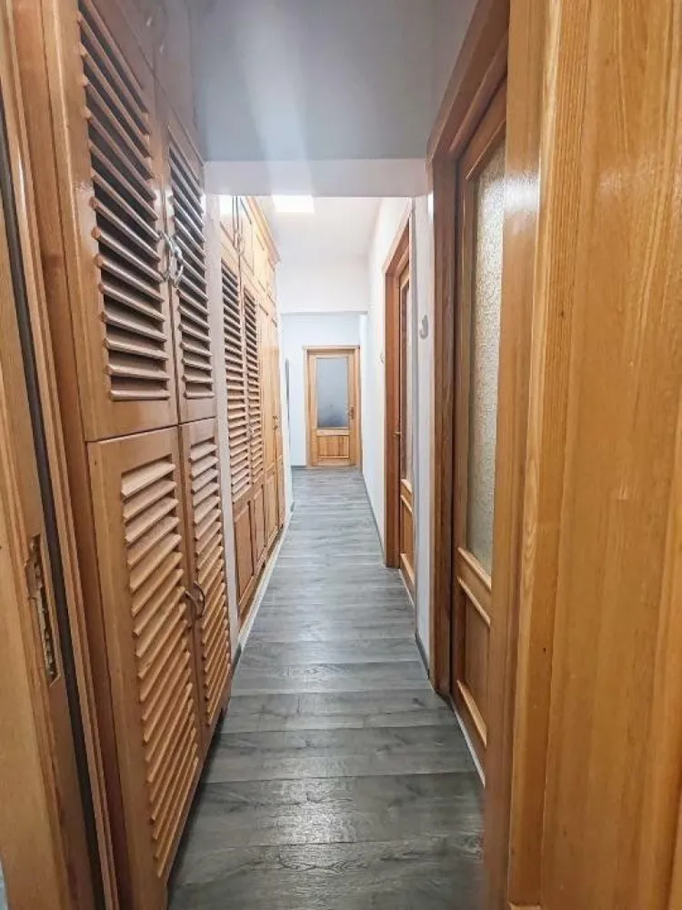 4 Camere | Decomandat | Parter | Titulescu - Ocazie, apartamentul este renovat in Octombrie 2024, liber imediat. Cu vedere la gradina din spatele blocului pentru toate cele 3 dormitoare. 
Bucătăria şi livingul au vedere la gradina din fata blocului. 
Excelent amplasat atât pentru locuinta cât şi pentru o afacere blocul este izolat termic şi fonic asigurând un confort sporit cu răcoare vara şi căldură pe perioada anotimpului rece.
Apartamentul are 2 bai şi spaţii de depozitare generoase, fiind excelent compartimentat.
