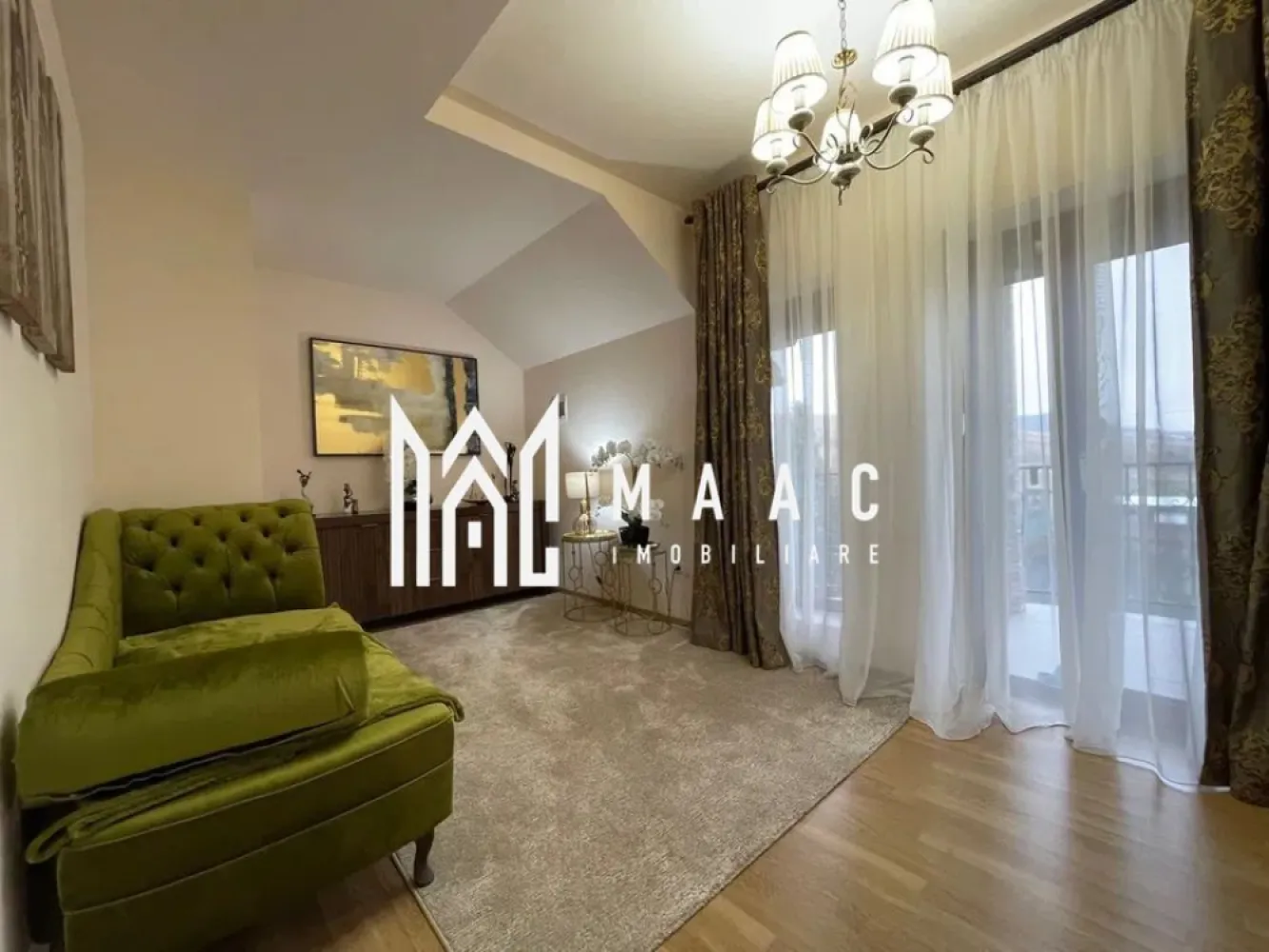 Casă complet mobilată cu teren 407 mp I garaj și foișor I Șura Mare - MAAC Imobiliare propune spre vânzare o casă unifamilială, situată în localitatea Șura Mare, într-o zonă liniștită și bine conectată cu orașul Sibiu. Proprietatea beneficiază de un teren generos de 407 mp și o suprafață utilă de 164 mp, la care se adaugă terasă, balcoane și garaj. Compartimentare funcțională, pe două niveluri: Parter: Living generos de 42,35 mp Bucătărie separată Baie Cămară Cameră tehnică Terasă cu ieșire directă din bucătărie Etaj: 3 dormitoare 2 dressinguri Hol Baie 2 balcoane Dotări și avantaje: Tâmplărie PVC Qfort cu geam tripan Rulouri electrice la ferestre și uși, atât la parter cât și la etaj Încălzire atât prin centrală pe gaz (în garanție), cât și prin centrală pe lemne Curent trifazic, apă curentă, canalizare Garaj în curte cu 2 porți electrice Foișor amenajat Poartă auto automatizată Se vinde complet mobilată și utilată Această proprietate este ideală pentru o familie care își dorește confort, spațiu și un cadru liniștit, la câțiva kilometri de Sibiu. O locuință completă, bine dotată și pregătită pentru mutare. Pentru mai multe detalii, menționați telefonic ID: CP2555455 }}