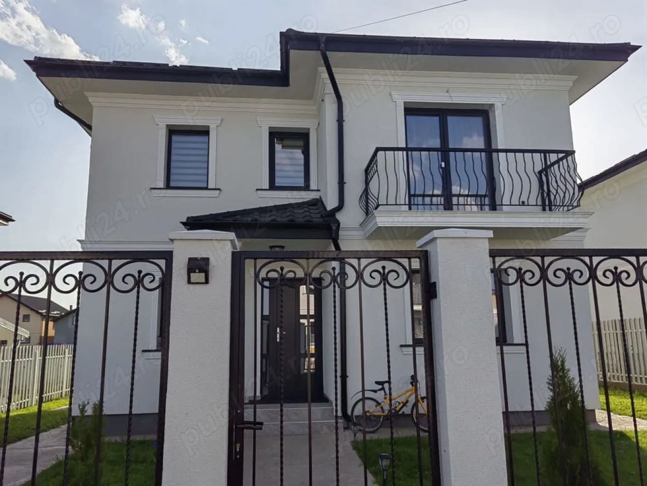 Casa de vânzare Miroslava D+P+1E - Proprietar vând casă model deosebit tip mediteranean în Vorovesti-Miroslava D+P+1E racordată la toate utilitățile,139mp utili, 430 mp teren, 15mp beci, Terasa acoperita 15mp.
Ascces rapid la strada principală asfaltata 150m, stație de autobuz la 200m,spălătorie auto la 200 m,supermarket, farmacie, grădiniță, școală.
Instalație automatizata de irigare
Centrala termica prin condensare - sistem de incalzire centralizat pe 3 zone cu termostate. 
Canalizare tip fosa ecologica 
Încălzire în pardoseala la parter și etaj calorifere. 
Finisaje de înaltă calitate,loc de parcare. 
Construcție 2022 
Scari interioare din lemn masiv
Uși lemn masiv
Mobila bucătărie pe comanda din MDF Vopsit
Bai echipate complet, vas wc suspendat grohe, lavoar ceramica, etc. 
Cabina de dus și cada premium cu termostat grohe. 
Demisol - Beci 15m 
Parter- Living spațios, bucătărie separată cu ieșire pe terasă, hol, baie
Etaj- 3 camere cu balcoane, baie, hol, pod pentru depozitare.

 Preț 230.000eur - persoana fizica -(zero șapte patru trei șapte opt noua zero trei șapte)