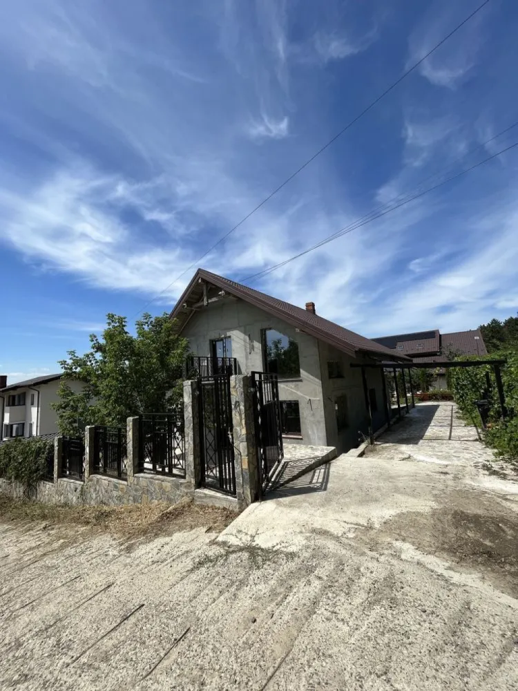 Vand casa in Bucium cu vedere la oras - Vânzare Casă în Bucium, Iași
Detalii Locație:
* Localitate: Bucium, Iași, in spatele Pensiunii All Season
* Suprafață Teren: 500 mp
* Suprafață Utilă: 150 mp
* Suprafață Totală (inclusiv balcoane): 180 mp
Configurație:
* Structură: Parter + Mansardă
* Vedere minunata catre oras din living si dormitoare
* Compartimentare: Living open space, bucătărie, hol intrare principală, 3 dormitoare, dressing separate, 2 băi, pod și deci, doua balcoane spatioase
* Parter: living open space, bucatarie, un dormitor, baie cu dus, hol intrare principal
* Etaj: Doua dormitoare cu Teresa si vedere la oras, baie cu cada, dressing
Caracteristici:
* Utilități: Curent electric, apă de la fântână (put), fosa septic
* Sistem de Încălzire: incalzire prin pardoseala, centrală termică pe peleți
* Finisaje: Marmură în living, bucătărie și ambele băi, geamuri tripan, mocheta de cea mai buna calitate tot etajul si dormitorul de la parter
* Functii extra: sistem de Supraveghere cu 4 camere video din care una acopera 360 de grade
* Mobilier: Bucătăria și băile sunt mobilate
* Alte Spații: Cameră centrală, pod si beci
* Dezavantaj: Fațada necesită finalizare, put și fosa (trebuie conectate la casă)
Utilități în Proces de Implementare:
* Gaz: Proiect de montare în desfășurare, la capătul străzii
Preț: 165.000 € 
Contact: 07********83
* Număr de Telefon: 07********83
