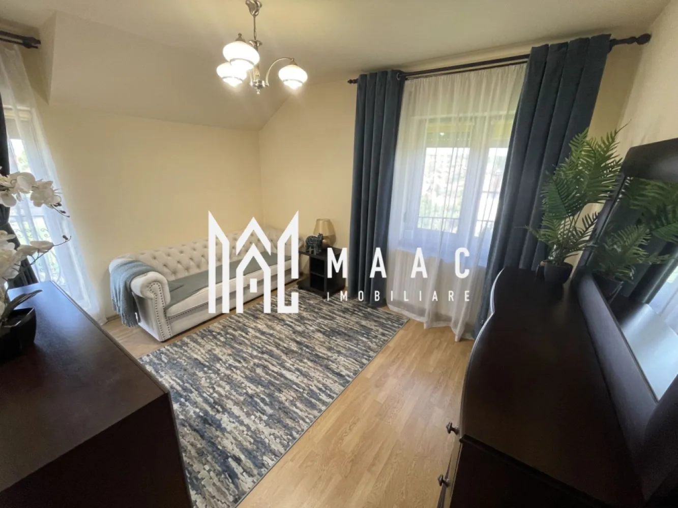 Casă complet mobilată cu teren 407 mp I garaj și foișor I Șura Mare - MAAC Imobiliare propune spre vânzare o casă unifamilială, situată în localitatea Șura Mare, într-o zonă liniștită și bine conectată cu orașul Sibiu. Proprietatea beneficiază de un teren generos de 407 mp și o suprafață utilă de 164 mp, la care se adaugă terasă, balcoane și garaj. Compartimentare funcțională, pe două niveluri: Parter: Living generos de 42,35 mp Bucătărie separată Baie Cămară Cameră tehnică Terasă cu ieșire directă din bucătărie Etaj: 3 dormitoare 2 dressinguri Hol Baie 2 balcoane Dotări și avantaje: Tâmplărie PVC Qfort cu geam tripan Rulouri electrice la ferestre și uși, atât la parter cât și la etaj Încălzire atât prin centrală pe gaz (în garanție), cât și prin centrală pe lemne Curent trifazic, apă curentă, canalizare Garaj în curte cu 2 porți electrice Foișor amenajat Poartă auto automatizată Se vinde complet mobilată și utilată Această proprietate este ideală pentru o familie care își dorește confort, spațiu și un cadru liniștit, la câțiva kilometri de Sibiu. O locuință completă, bine dotată și pregătită pentru mutare. Pentru mai multe detalii, menționați telefonic ID: CP2555455 }}