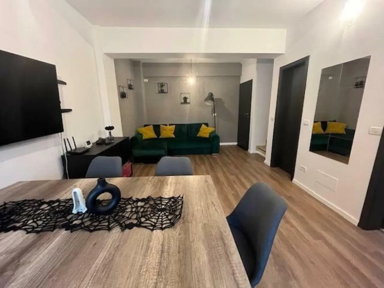 Casa 4 camere cu terasa si loc de parcare subteran - Proprietar.
Proprietatea este amplasata intru-un complex de 7 vile cu regim de inaltime S+ P+1+M, vandute si locuite integral, aspect important pentru viitorul proprietar. Imaginile sunt actuale ,starea imobilului fiind excelenta asa cum se poate observa in fotografii.
Proprietatea este situata intr-o zona linistita ,10-12 min de metrou 1 decembrie, 5 min statie STB, complex comercial, parc, gradinite, scoli etc.
Se vinde mobilata + electrocasnice si tot ce este in fotografii. Centrala proprie.
Dispunere: 
Loc de parcare subteran cu cadastru 14mp - se poate face accesul din parcare direct in locuinta 
Subsol - spatiu de depozitare 10mp + spatiu sub scara
Parter - living, bucatarie inchisa, baie
Terasa - 24 mp
Et1 - 2 dormitoare + baie 
Et2 - Mansarda - camera (cu usa, se poate compartimenta) + baie + balcon 6mp
Suprafata totala desfasurata 130 mp