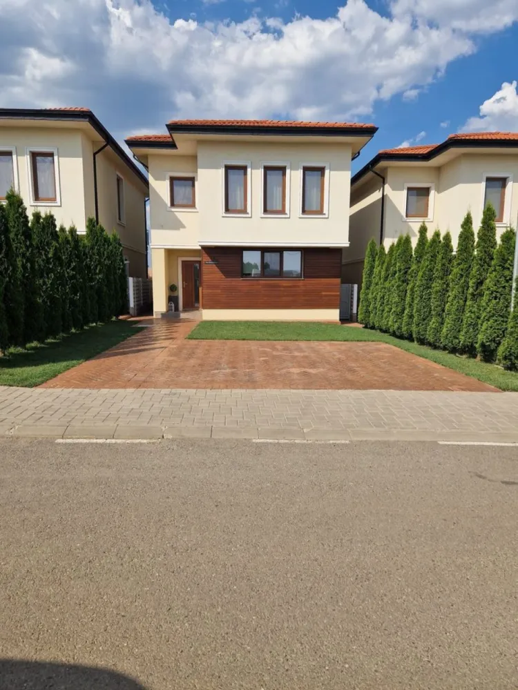 Casa de vânzare ESQ3 - Persoana fizica vând casa individuala, situata în Galata, cartier ESQ 3, complet asfaltat și securizat. Amplasamentul este unul bun, departe de zgomot, dar totodată foarte aproape de strada Iasi-Voiinesti, implicit de stația de autobuz.
Casa se vinde complet mobilata și utilata.
Oferta conține o multitudine de finisaje și dotări de cea mai buna calitate:-
- acoperiș din țiglă Bramac
- încălzire în pardoseala pe ambele nivele marca Tece, cu termostate de ambient în fiecare încăpere, centrala termica prin condensatie
- tâmplărie PVC, profil 76 mm, cu sticla Tripan
- tâmplărie interioara din lemn masiv
- obiecte sanitare, gresie și faianță Delta Design
- lemn termotratat aplicat pe partea frontala a parterului
- parcare și trotuare realizate din beton amprentat
- mobilier Mobexpert și pe comanda
- instalație AC.
Casa este din cărămidă. Suprafața casei este de 115 mp utili, 160 mp construiți și 323 mp teren, iar compartimentarea este excelenta.
Parter: hol foarte spațios, living e 30 mp cu ieșire pe terasa, baie și bucătărie
Etaj : 3 dormitoare, din care 2 au balcon, baie,
Pod: spațiu de depozitare dublu izolat, căptușit complet cu vata și OSB.
Curtea este amenajata cu plante și gazon, sistem de irigații, foișor și spațiu de depozitare.
Din punct de vedere al utilităților, proprietatea este racordata complet La curent, gaz, apa și canalizare.