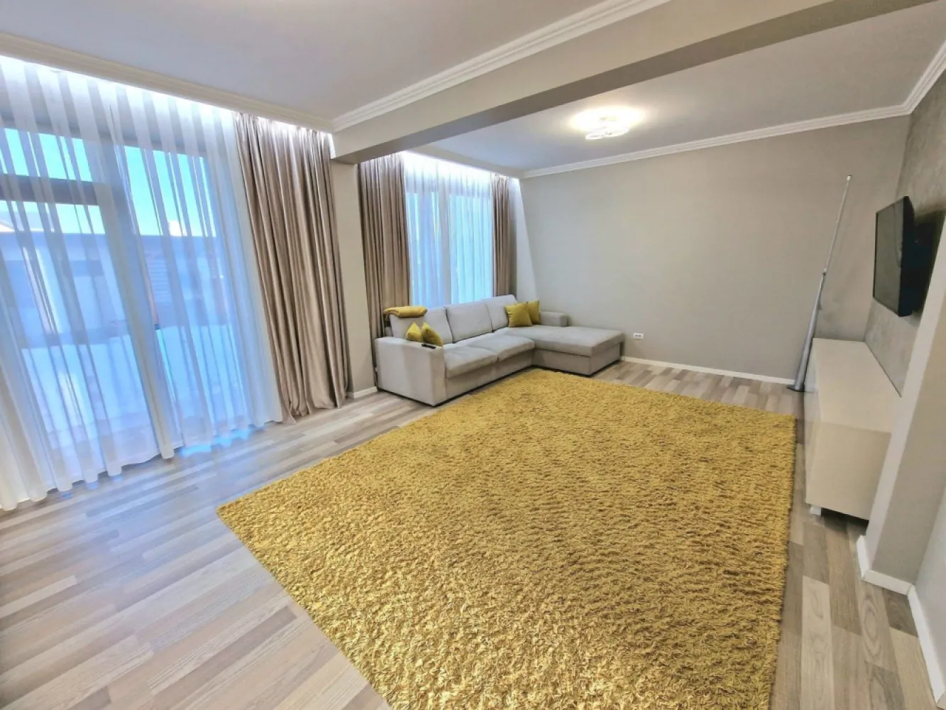 Casa de vânzare ESQ3 - Persoana fizica vând casa individuala, situata în Galata, cartier ESQ 3, complet asfaltat și securizat. Amplasamentul este unul bun, departe de zgomot, dar totodată foarte aproape de strada Iasi-Voiinesti, implicit de stația de autobuz.
Casa se vinde complet mobilata și utilata.
Oferta conține o multitudine de finisaje și dotări de cea mai buna calitate:-
- acoperiș din țiglă Bramac
- încălzire în pardoseala pe ambele nivele marca Tece, cu termostate de ambient în fiecare încăpere, centrala termica prin condensatie
- tâmplărie PVC, profil 76 mm, cu sticla Tripan
- tâmplărie interioara din lemn masiv
- obiecte sanitare, gresie și faianță Delta Design
- lemn termotratat aplicat pe partea frontala a parterului
- parcare și trotuare realizate din beton amprentat
- mobilier Mobexpert și pe comanda
- instalație AC.
Casa este din cărămidă. Suprafața casei este de 115 mp utili, 160 mp construiți și 323 mp teren, iar compartimentarea este excelenta.
Parter: hol foarte spațios, living e 30 mp cu ieșire pe terasa, baie și bucătărie
Etaj : 3 dormitoare, din care 2 au balcon, baie,
Pod: spațiu de depozitare dublu izolat, căptușit complet cu vata și OSB.
Curtea este amenajata cu plante și gazon, sistem de irigații, foișor și spațiu de depozitare.
Din punct de vedere al utilităților, proprietatea este racordata complet La curent, gaz, apa și canalizare.