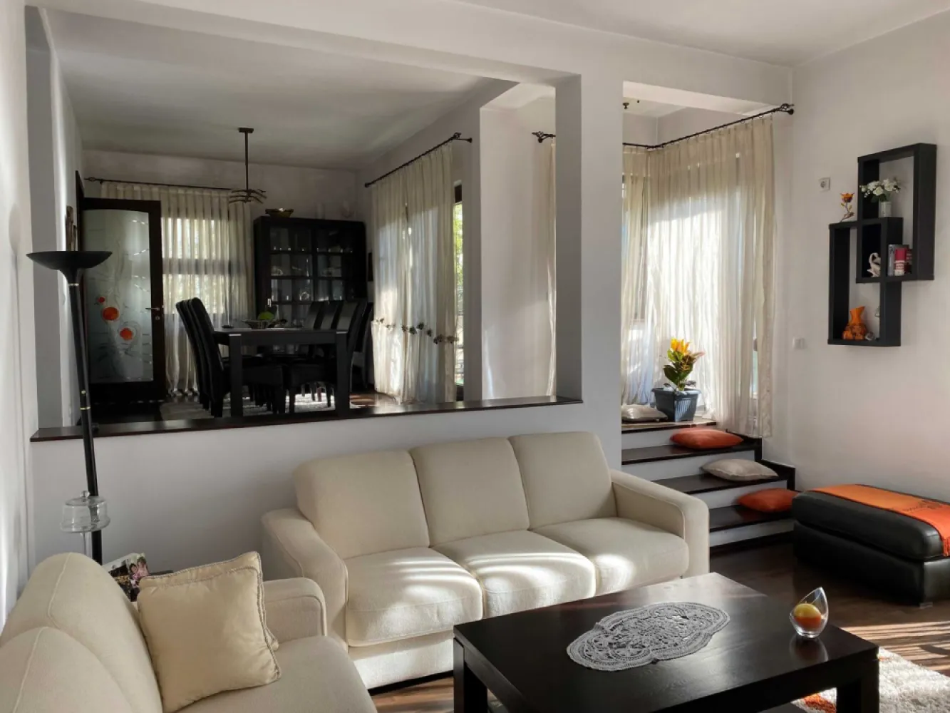 Casa de vanzare Bucium,Cartier IC Bratianu,235 MP utili,521 MP teren - Vila se afla in zona Bucium in cartierul I.C. Bratianu avand accesul asfaltat.Dispune de toate utilitatile gaz,curent electric,apa,canalizare,internet,cablu tv.
Spatiile interioare sunt generoase si sunt dispuse astfel:
Demisol:garaj,spalatorie,crama,sala fitness
Parter:living+loc de luat masa cu iesire pe terasa,dormitor,bucatarie,spatiu tehnic,2 bai
Etaj:dormitor,baie,dormitor matrimonial cu dressing si baie proprie,birou,2 balcoane
Curtea este complet amenajata cu pomi fructiferi si ornamentali si dispune de 1 loc de parcare in fata garajului.
Casa se vinde complet mobilata si utilata.