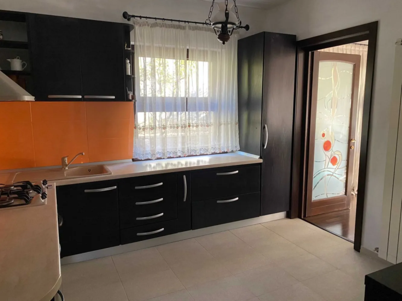 Casa de vanzare Bucium,Cartier IC Bratianu,235 MP utili,521 MP teren - Vila se afla in zona Bucium in cartierul I.C. Bratianu avand accesul asfaltat.Dispune de toate utilitatile gaz,curent electric,apa,canalizare,internet,cablu tv.
Spatiile interioare sunt generoase si sunt dispuse astfel:
Demisol:garaj,spalatorie,crama,sala fitness
Parter:living+loc de luat masa cu iesire pe terasa,dormitor,bucatarie,spatiu tehnic,2 bai
Etaj:dormitor,baie,dormitor matrimonial cu dressing si baie proprie,birou,2 balcoane
Curtea este complet amenajata cu pomi fructiferi si ornamentali si dispune de 1 loc de parcare in fata garajului.
Casa se vinde complet mobilata si utilata.