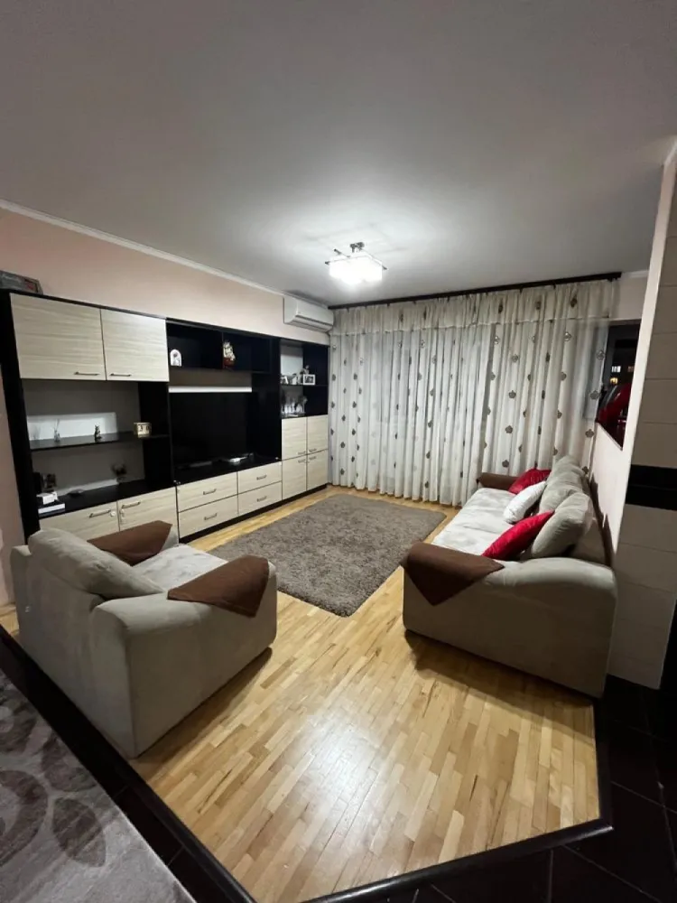 Vand apartament 4 camere - Proprietar, vand apartament cu 4 camere situat intr-un bloc construit in anul 1977, etaj 6/12 , 114 mp suprafata utila, București,sector2 Delfinului- sos Pantelimon
Apartamentul are 3 dormitoare, living , bucatarie 2 bai, si 2 balcoane. Dispune de dressing, AC, complet mobilat si utilat, masina de spalat, 2 TV smart,frigider,masina de spalat vase, bloc anvelopat,termopane,parchet masiv, se poate instala centrala[țeavă de gaze este trasa]

Facilitati: 

Loc de parcare-ADP

Apartamentul se afla in proximitatea scolilor si gradinitelor din oras

Acces usor catre magazine: Mega Mall,, Mega Image, Lidl,Penny,Cora Pantelimon,Piața Delfinului

Zona de recreatie: 
Parcul National- Arena Nationala-10 min
Mega Mall-5 min
Parcul Ior-15 min

Acces facil la mijloacele de transport in comun:
RATB: 104,335,243
TRAMVAI:36,55,14
Metrou Iancului-10 min

Telefon: 07******77
Preț 160.000 EUR negociabil