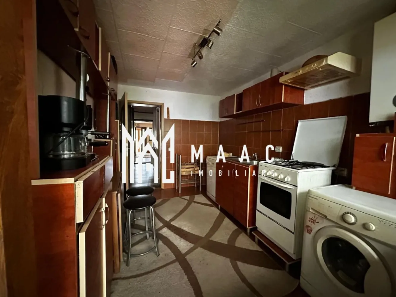 Casa individuala | 3 Camere | Curte interioara | - MAAC Imobiliare propune spre vanzare o casa individuala situata in cartierul Terezian. Caracteristici: Tip: casă individuala, complet decomandată Suprafață utilă: 85 mp Suprafață totală teren: 92 mp An construcție: 2006 Deschidere la stradă: 12 ml Compartimentare pe nivele: Parterul include un antreu cu acces direct in livingul spațios, hol, debara + inca un spatiu pentru depozitare amenajat sub scari, baie cu geam de aerisire si cabina de dus, bucătărie separata cu acces direct in terasa si in curtea privata din spatele casei. Etajul este format din două dormitoare fiecare cu balcon propriu, un hol, dressing, baie cu geam de aerisire si cada. Proprietatea a fost construita în anul 2006, izolatie atat interioara cat si exterioara. In prezent se fac demersurile pentru racordare la utilitati. Este situata intr-o zona foarte linistita de case. Acces facil către punctele de interes din oraș, instituții, școli, centre comerciale și mijloace de transport. Pentru mai multe detalii precizati telefonic ca ati vazut anuntul cu ID: CP2552797 }}