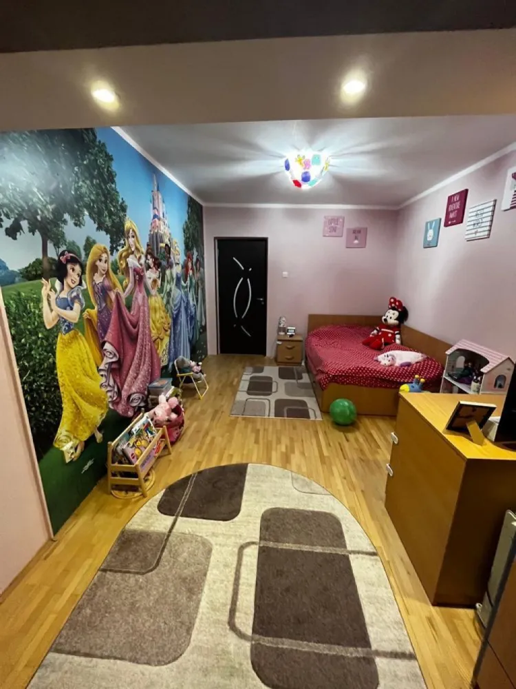 Vand apartament 4 camere - Proprietar, vand apartament cu 4 camere situat intr-un bloc construit in anul 1977, etaj 6/12 , 114 mp suprafata utila, București,sector2 Delfinului- sos Pantelimon
Apartamentul are 3 dormitoare, living , bucatarie 2 bai, si 2 balcoane. Dispune de dressing, AC, complet mobilat si utilat, masina de spalat, 2 TV smart,frigider,masina de spalat vase, bloc anvelopat,termopane,parchet masiv, se poate instala centrala[țeavă de gaze este trasa]

Facilitati: 

Loc de parcare-ADP

Apartamentul se afla in proximitatea scolilor si gradinitelor din oras

Acces usor catre magazine: Mega Mall,, Mega Image, Lidl,Penny,Cora Pantelimon,Piața Delfinului

Zona de recreatie: 
Parcul National- Arena Nationala-10 min
Mega Mall-5 min
Parcul Ior-15 min

Acces facil la mijloacele de transport in comun:
RATB: 104,335,243
TRAMVAI:36,55,14
Metrou Iancului-10 min

Telefon: 07******77
Preț 160.000 EUR negociabil