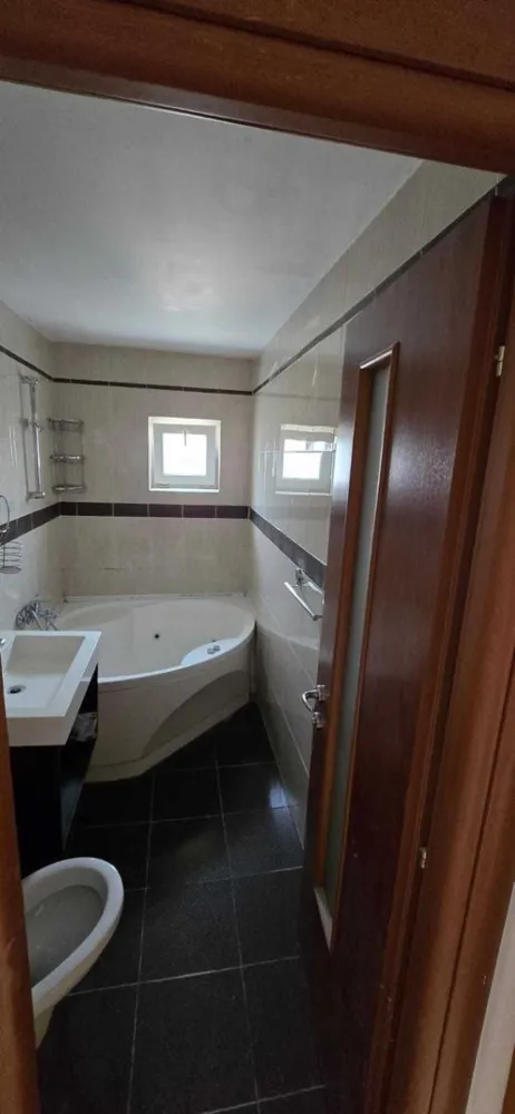 Apartament 4 camere 13 Septembrie Sebastian 100m hol in H etaj 7/8 - Compartimentare inteligenta ,spatios si luminos ,hol in H, bloc anvelopat , contruit in 1990, rezistent antiseismic, 2 bai, 2 balcoane ,repartitoare ,posibilitate de centrala, se vinde impreuna cu boxa, igienizat si eliberat de mobila.Liber.
Zona linistita cu multiple facilitati : centre comerciale , scoli , licee, gradinite , parcul Sebastian acces rapid la mijloacele de transport pubilc ,zona fiind la 2 km de Casa Poporului