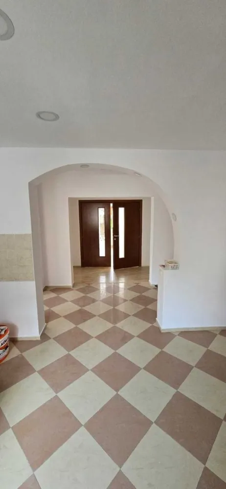 Apartament 4 camere 13 Septembrie Sebastian 100m hol in H etaj 7/8 - Compartimentare inteligenta ,spatios si luminos ,hol in H, bloc anvelopat , contruit in 1990, rezistent antiseismic, 2 bai, 2 balcoane ,repartitoare ,posibilitate de centrala, se vinde impreuna cu boxa, igienizat si eliberat de mobila.Liber.
Zona linistita cu multiple facilitati : centre comerciale , scoli , licee, gradinite , parcul Sebastian acces rapid la mijloacele de transport pubilc ,zona fiind la 2 km de Casa Poporului