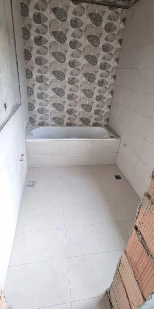 Casa Parter finisaje gata 5 camere Sector 5 granita Magurele - PROPRIETAR vand casa Parter, finalizata si gata de mutat, are 5 camere si este situata in Magurele, Ilfov, chiar la granita cu Sector 5 (ATENTIE - nu in Varteju, Bragadiru, Dumitrana, esti fix unde se termina Sectorul 5).

-Casa este facuta integral din caramida porotherm [interior si exterior] si a fost construita cu materiale de calitate superioara, cumparate de la furnizori autorizati.
-Este foarte bine situata, intr o zona in dezvoltare.
-Este casa individuala [nu insiruita, nu lipita, nu tip container sau cate 4 pe o parcela].
-Suprafata construita a casei este 100 mp si este compusa din: 
- Living mare + bucatarie open space - 25 mp
- 1 dormitor matrimonial - 16mp cu baie proprie cu cada - 4mp
- 2 Dormitoare - 12 mp fiecare, pentru 2 copii deservite de o alta baie proprie cu dus walk in - 4 mp
- Camera tehnica - 5 mp
- Terasa exterioara acoperita amenajata - 10 mp.
-Incalzirea se face cu pompa de caldura, prin instalatie de incalzire in pardoseala. 
- Este foarte bine izolata - atat interior [cu vata minerala cu densitate ridicata] cat si exterior [cu polistiren de 10cm EPS 80], clasa energetica a casie fiind foarte buna (A). 
-Suprafata totala teren - 365 mp, teren liber - 265 mp. 
-Terenul este patrat cu deschidere 19 m. 
-Toate utilitatile zonei.
-Casa se vinde complet finisata cu gresie, faianta, parchet, usi interioare, mobilier si obiecte sanitare in ambele bai, racordata la toate utilitatile zonei, curte imprejmuita si amenajata cu alei. 
-Se invecineaza cu un cartier de vile similare [tot pe Parter], strazile sunt amenajate cu alei, trotuare, iluminat public, camere de supraveghere. 
-La casa se ajunge pe strazi amenajate, asfaltate. 
-Mijloace de transport in apropiere. 
-Vecinii din cartier sunt o comunitate foarte frumoasa fiind in special familii cu copii. 
-Se accepta credit bancar. Nu accept schimburi.
-Pentru orice detalii suplimentare pot fi contactat telefonic. 
-Rog sa fiu contactat doar de persoanele care considera ca li se potriveste acest anunt din mai multe puncte de vedere [locatie, facilitati, financiar, suprafata teren & constructie, configuratia casei, etc]. Apreciez daca ne am pretui timpul reciproc. 
-Este o casa in care s a pus suflet si preferam sa o vindem unei familii care va aprecia si se va bucura de atentia la detalii si calitatea constructiei.
Am incercat sa pun poze cat mai reprezentative. 
Mai multe poze se pot da la cerere.
Multumesc!
O zi frumoasa!