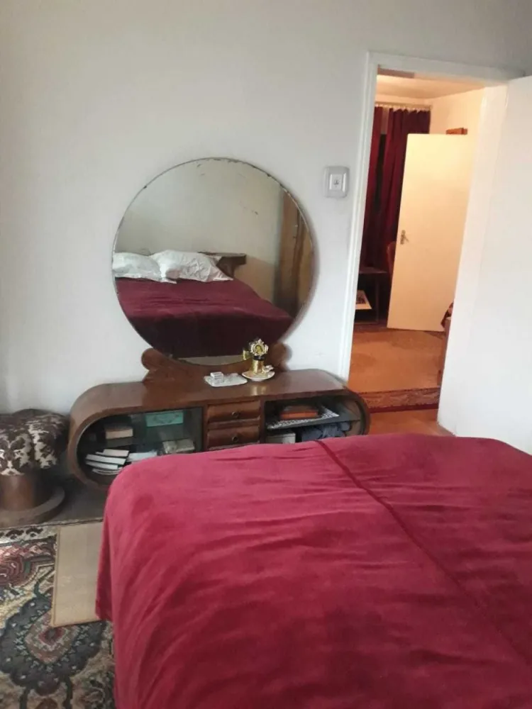 Vand apartament 4 camere N.Balcescu Galeriile Orizont - Vând apartament cu 4 camere, etaj 6/9, an construcție 1961, ultra central, cu vedere spre Bvd Nicolae Balcescu 23A , scara A, cu 2 balcoane închise, cat si cu vedere in curtea interioară. Blocul are lift, pe palier sunt 2 apartamente cu balcon de serviciu comun. Apartamentul se vinde nemobilat, are 4 camere si dependințe, baie, bucatarie, debara, este izolat termic, are cadastru si intabulare. Blocul are centrala proprie pt caldura si apa calda si gaze. Suprafata utila 66mp, suprafață totală 72,8mp. Teren proprietare aferent 15,89mp.