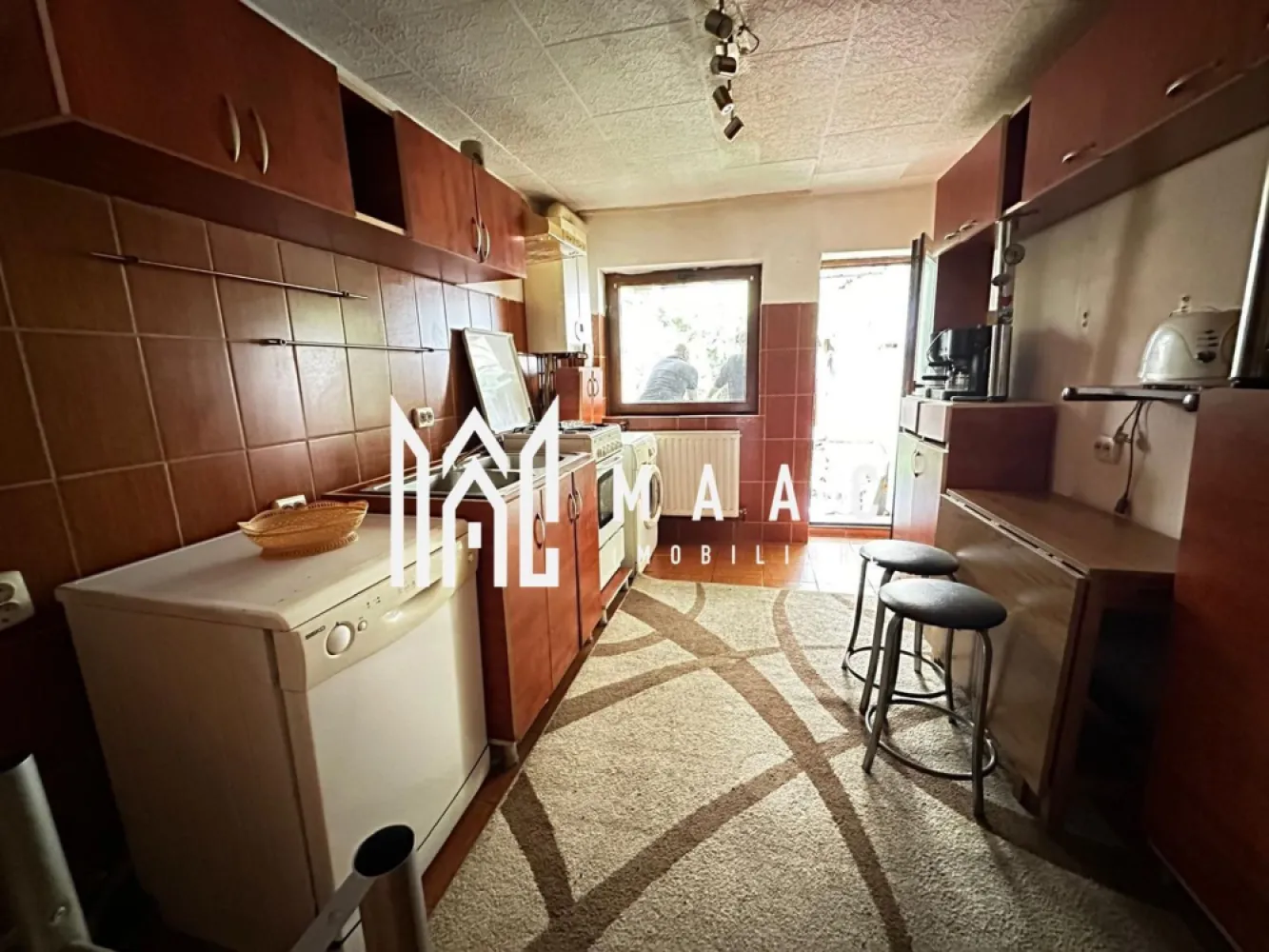 Casa individuala | 3 Camere | Curte interioara | - MAAC Imobiliare propune spre vanzare o casa individuala situata in cartierul Terezian. Caracteristici: Tip: casă individuala, complet decomandată Suprafață utilă: 85 mp Suprafață totală teren: 92 mp An construcție: 2006 Deschidere la stradă: 12 ml Compartimentare pe nivele: Parterul include un antreu cu acces direct in livingul spațios, hol, debara + inca un spatiu pentru depozitare amenajat sub scari, baie cu geam de aerisire si cabina de dus, bucătărie separata cu acces direct in terasa si in curtea privata din spatele casei. Etajul este format din două dormitoare fiecare cu balcon propriu, un hol, dressing, baie cu geam de aerisire si cada. Proprietatea a fost construita în anul 2006, izolatie atat interioara cat si exterioara. In prezent se fac demersurile pentru racordare la utilitati. Este situata intr-o zona foarte linistita de case. Acces facil către punctele de interes din oraș, instituții, școli, centre comerciale și mijloace de transport. Pentru mai multe detalii precizati telefonic ca ati vazut anuntul cu ID: CP2552797 }}