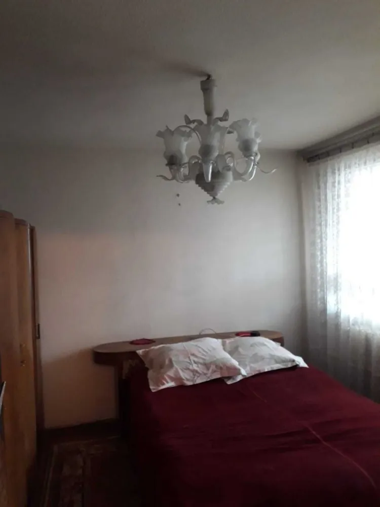 Vand apartament 4 camere N.Balcescu Galeriile Orizont - Vând apartament cu 4 camere, etaj 6/9, an construcție 1961, ultra central, cu vedere spre Bvd Nicolae Balcescu 23A , scara A, cu 2 balcoane închise, cat si cu vedere in curtea interioară. Blocul are lift, pe palier sunt 2 apartamente cu balcon de serviciu comun. Apartamentul se vinde nemobilat, are 4 camere si dependințe, baie, bucatarie, debara, este izolat termic, are cadastru si intabulare. Blocul are centrala proprie pt caldura si apa calda si gaze. Suprafata utila 66mp, suprafață totală 72,8mp. Teren proprietare aferent 15,89mp.