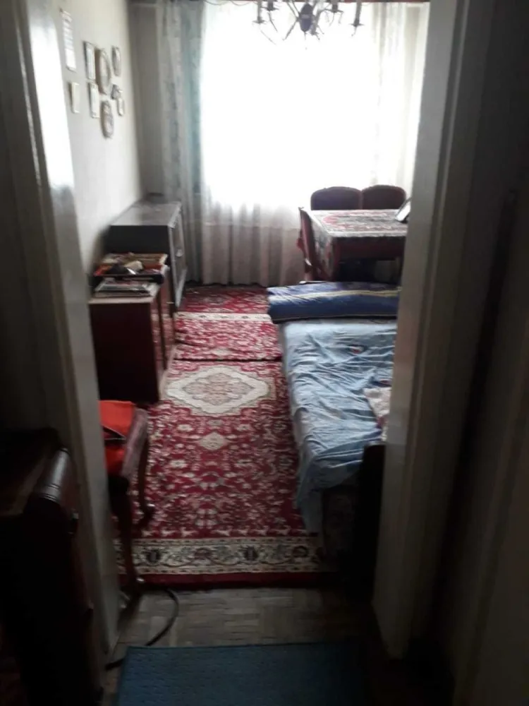 Vand apartament 4 camere N.Balcescu Galeriile Orizont - Vând apartament cu 4 camere, etaj 6/9, an construcție 1961, ultra central, cu vedere spre Bvd Nicolae Balcescu 23A , scara A, cu 2 balcoane închise, cat si cu vedere in curtea interioară. Blocul are lift, pe palier sunt 2 apartamente cu balcon de serviciu comun. Apartamentul se vinde nemobilat, are 4 camere si dependințe, baie, bucatarie, debara, este izolat termic, are cadastru si intabulare. Blocul are centrala proprie pt caldura si apa calda si gaze. Suprafata utila 66mp, suprafață totală 72,8mp. Teren proprietare aferent 15,89mp.