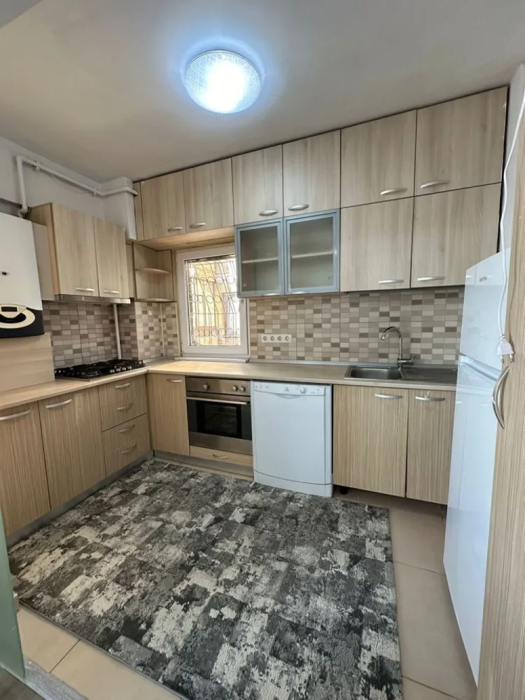 Apartament 4 camere zona Lujerului - Proprietar vand apartament 4 camere 94 mp2 . zona lujerului

-doua bai, doua balcoane
-etaj 5/10 
-centrala proprie
-masina de spalat vase
-loc de parcare
-Instalatia schimbata 

Apartamentul este recent zugravit. 
Paturile, mobila din camere, TV, masina de spalat, frigider toate sunt noi. 

Pentru mai multe detalii rog sa ma contactati pe nr din anunt!