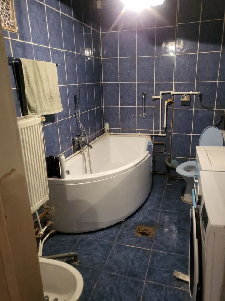 Vand apartament in vila - Se vinde apartament in vila la etajul 1, intrare separata. Curte comuna un singur vecin. 
Apartamentul are acces la pod care tine cat suprafata apartamentului si o camera subsol.
O parte din apartament circular cu posibilitatea de inchidere si o parte decomandat.
Va permite cu usurinta sa faceți 2 apartamente independendente.
2 bai una de serviciu, una, din dormitor. Camara, un balconas de 1 mp
Imbunatatiri: geamuri termopan, jaluzele electrice, centrala termica si sobe pe gaz, usa din fier de ceea mai buna calitate, interfon cu video.
Imobilul se afla in Petru Rares, o strada in plina dezvoltare.
Facilitati: spital aproape, magazine, gura de metrou Basarab, scoala, gradinite.