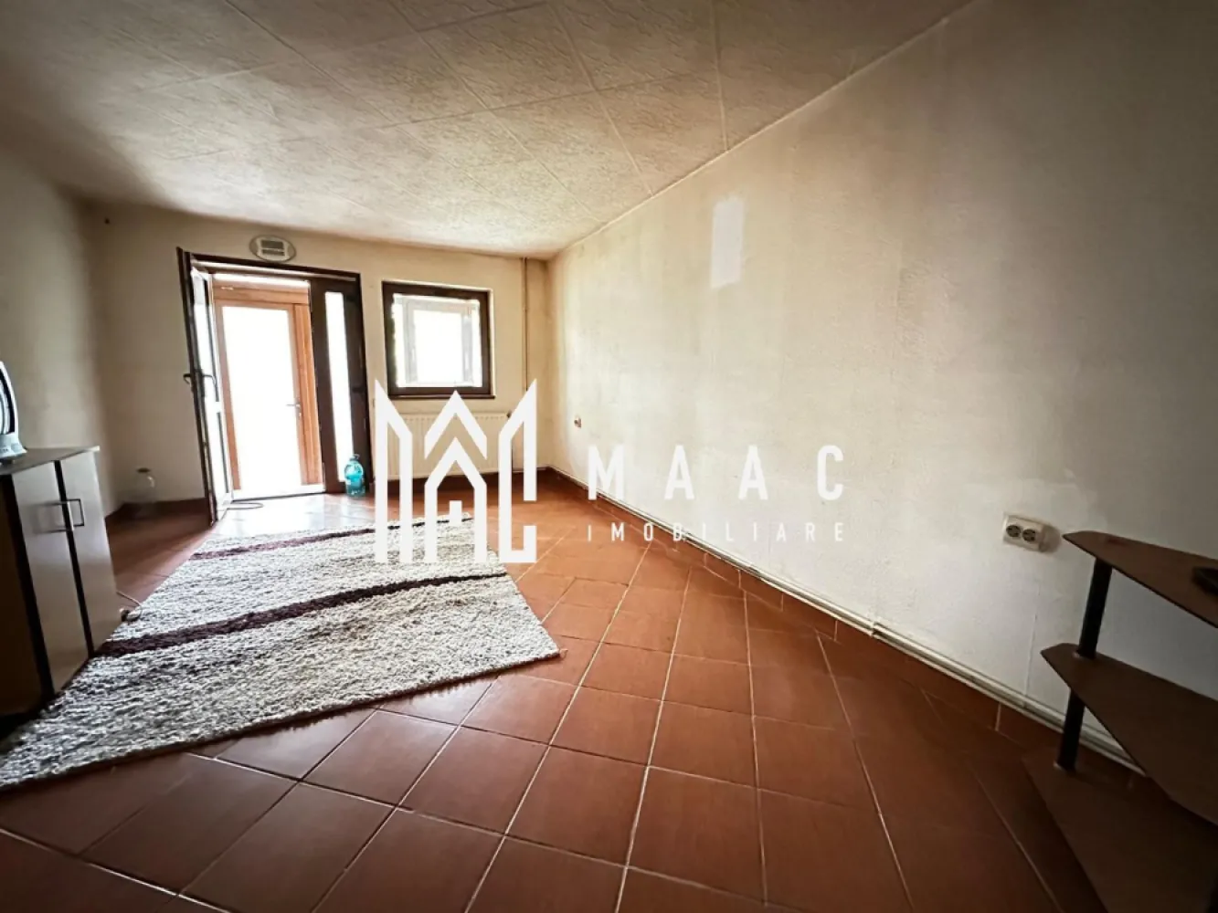 Casa individuala | 3 Camere | Curte interioara | - MAAC Imobiliare propune spre vanzare o casa individuala situata in cartierul Terezian. Caracteristici: Tip: casă individuala, complet decomandată Suprafață utilă: 85 mp Suprafață totală teren: 92 mp An construcție: 2006 Deschidere la stradă: 12 ml Compartimentare pe nivele: Parterul include un antreu cu acces direct in livingul spațios, hol, debara + inca un spatiu pentru depozitare amenajat sub scari, baie cu geam de aerisire si cabina de dus, bucătărie separata cu acces direct in terasa si in curtea privata din spatele casei. Etajul este format din două dormitoare fiecare cu balcon propriu, un hol, dressing, baie cu geam de aerisire si cada. Proprietatea a fost construita în anul 2006, izolatie atat interioara cat si exterioara. In prezent se fac demersurile pentru racordare la utilitati. Este situata intr-o zona foarte linistita de case. Acces facil către punctele de interes din oraș, instituții, școli, centre comerciale și mijloace de transport. Pentru mai multe detalii precizati telefonic ca ati vazut anuntul cu ID: CP2552797 }}