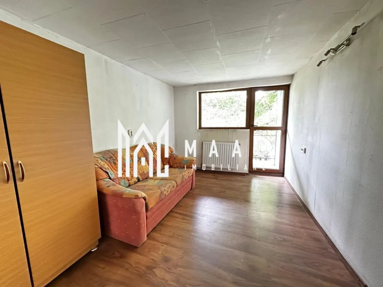 Casa individuala | 3 Camere | Curte interioara | - MAAC Imobiliare propune spre vanzare o casa individuala situata in cartierul Terezian. Caracteristici: Tip: casă individuala, complet decomandată Suprafață utilă: 85 mp Suprafață totală teren: 92 mp An construcție: 2006 Deschidere la stradă: 12 ml Compartimentare pe nivele: Parterul include un antreu cu acces direct in livingul spațios, hol, debara + inca un spatiu pentru depozitare amenajat sub scari, baie cu geam de aerisire si cabina de dus, bucătărie separata cu acces direct in terasa si in curtea privata din spatele casei. Etajul este format din două dormitoare fiecare cu balcon propriu, un hol, dressing, baie cu geam de aerisire si cada. Proprietatea a fost construita în anul 2006, izolatie atat interioara cat si exterioara. In prezent se fac demersurile pentru racordare la utilitati. Este situata intr-o zona foarte linistita de case. Acces facil către punctele de interes din oraș, instituții, școli, centre comerciale și mijloace de transport. Pentru mai multe detalii precizati telefonic ca ati vazut anuntul cu ID: CP2552797 }}