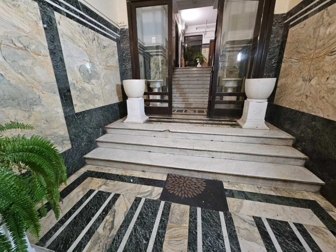 Apartament 4 camere 100mp Armenească 10,in apropiere de Universitate ! - Vând apartament 4 camere , suprafața 100 mp , zonă centrală , strada Armeneasca sector 2 , in intersectie cu bulevardul Carol I , langa Bursa de valori , in apropiere de Universitate .

Apartamentul se află la etajul 3 din 5 , bloc an constructie 1933 , neîncadrat in clase de risc seismic , incadrat U2 conform evaluării expert ANEVAR , documente doveditoare la cererea clientului .
Imobilul este cu incalzire la centrala comună a blocului , are 4 camere -3 dormitoare si un living ,1 baie , bucatarie , 1 cameră depozitare , 2 balcoane , hol .
Lift si interfon la scară .

Statii de Stb in fata blocului .
In apropiere se află Teatrul National Ion Luca Caragiale , Centru Vechi , Intercontinental , restaurante ,magazine , Mega Image Paleologu , supermarket , scoli , gradiniță , frizerii , 
Statia de metrou Universitate la 10 minute de mers pe jos . 

Loc de parcare in fata blocului .

Sunt proprietar , doresc seriozitate !