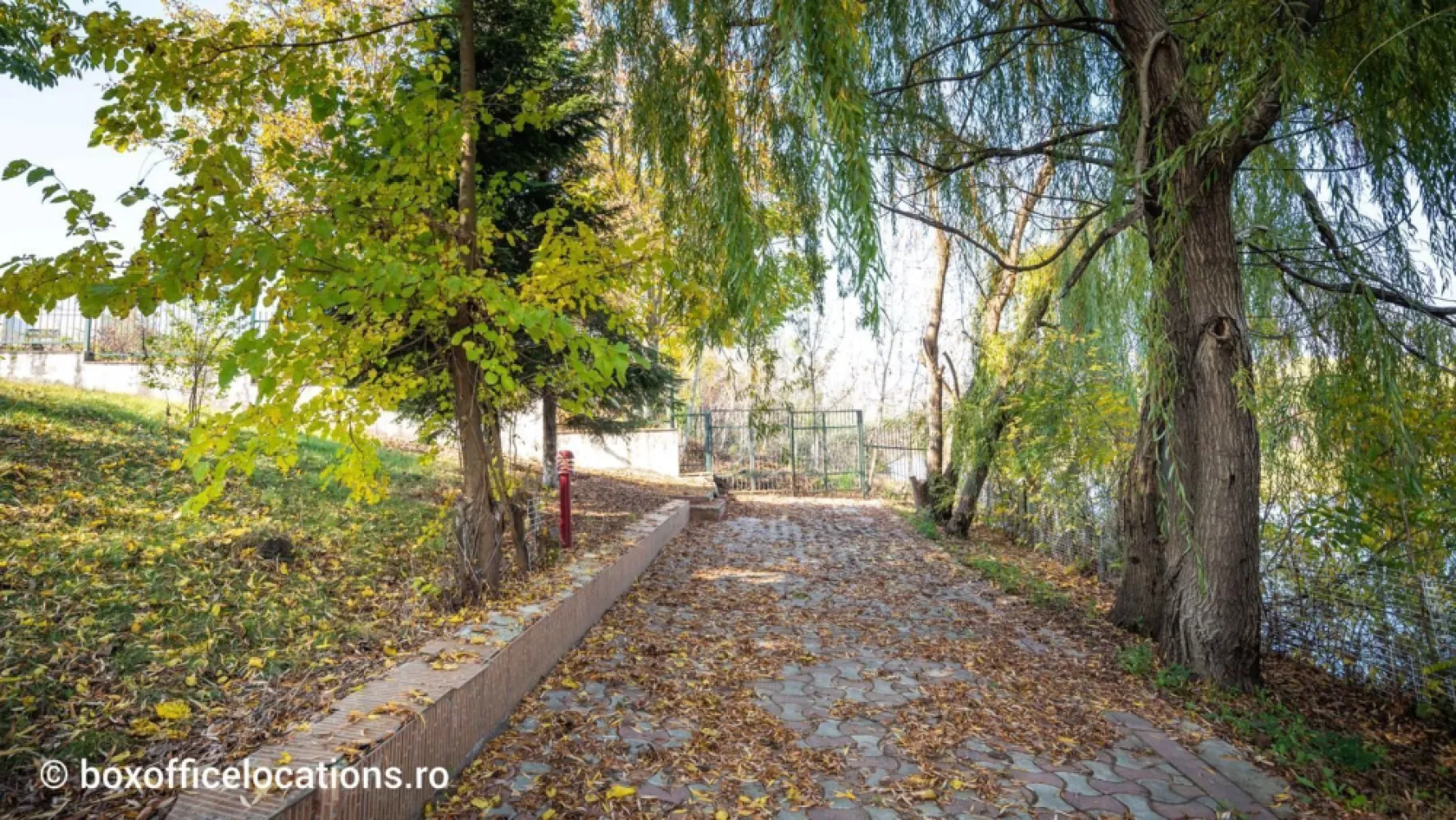 Vilă deschidere lac Grivița direct proprietar cu 20 m și 20 strada - Va propunem spre vânzare o casa deosebita care se remarca atât prin suprafața terenului pe care este amplasată de 2000 metri cu deschidere de 20 m la lacul Grivița și 20 metri deschidere cu strada Scrovistea.
Vila are o suprafață de 350 m pătrați locuibili și este compusa din garaj demisol parter și etaj ,la demisol avem camera tehnica o alta camera mare de depozitare baie sala fitness și sauna .
Parter avem birou bucătărie baie living cu ieșire terasa acces la piscina .
Etaj avem 3 dormitoare cu trei bai din care un dormitor este matrimonial cu baie proprie și terasa .
Pentru informații ma puteți contacta la nr de mai jos.