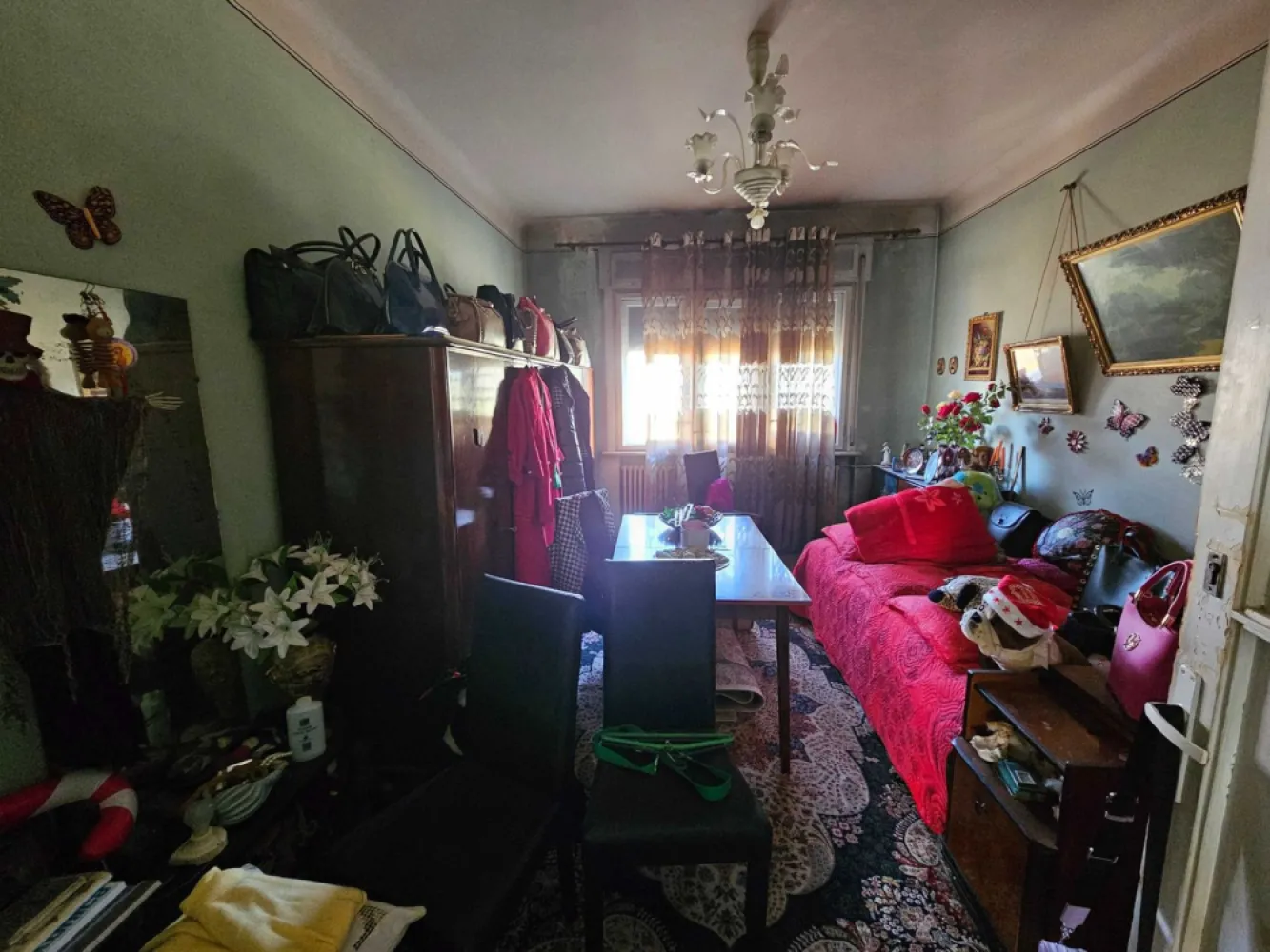 Apartament 4 camere 100mp Armenească 10,in apropiere de Universitate ! - Vând apartament 4 camere , suprafața 100 mp , zonă centrală , strada Armeneasca sector 2 , in intersectie cu bulevardul Carol I , langa Bursa de valori , in apropiere de Universitate .

Apartamentul se află la etajul 3 din 5 , bloc an constructie 1933 , neîncadrat in clase de risc seismic , incadrat U2 conform evaluării expert ANEVAR , documente doveditoare la cererea clientului .
Imobilul este cu incalzire la centrala comună a blocului , are 4 camere -3 dormitoare si un living ,1 baie , bucatarie , 1 cameră depozitare , 2 balcoane , hol .
Lift si interfon la scară .

Statii de Stb in fata blocului .
In apropiere se află Teatrul National Ion Luca Caragiale , Centru Vechi , Intercontinental , restaurante ,magazine , Mega Image Paleologu , supermarket , scoli , gradiniță , frizerii , 
Statia de metrou Universitate la 10 minute de mers pe jos . 

Loc de parcare in fata blocului .

Sunt proprietar , doresc seriozitate !