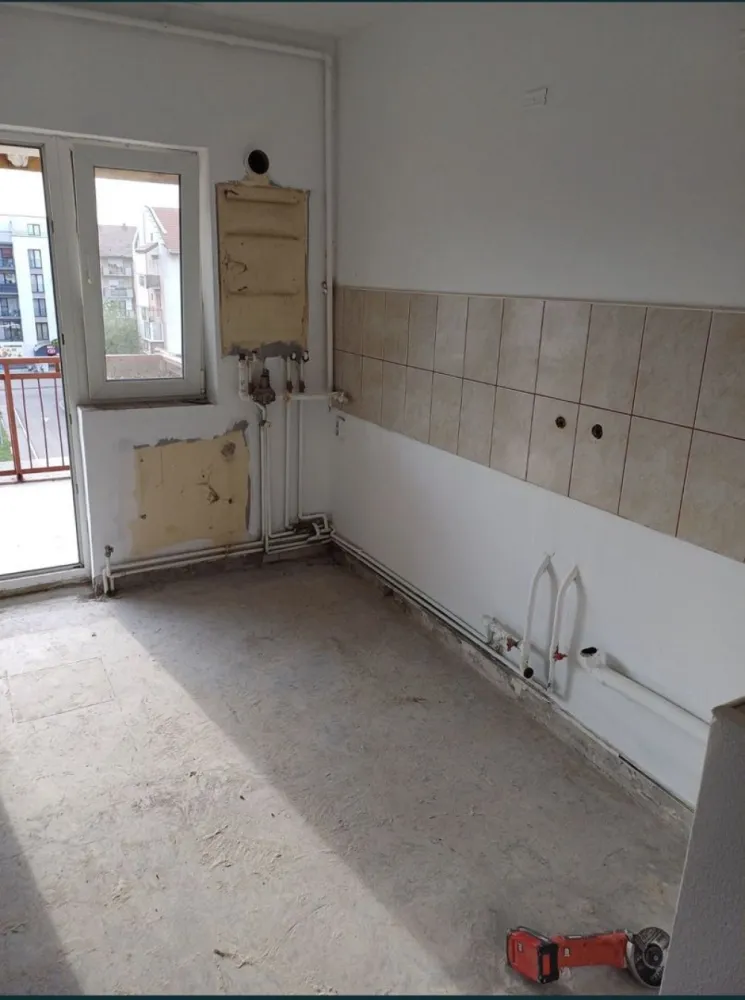 Vand sau schimb apartament plus teren - Vand sau schimb apartament 3 camere in carpati ll et lV plus o parcela de teren de 6 ari in cionchesti cu proiect pt casa , schimb cu casa. Apartamentul trebuie renovat, toate materialele sunt cumparate.