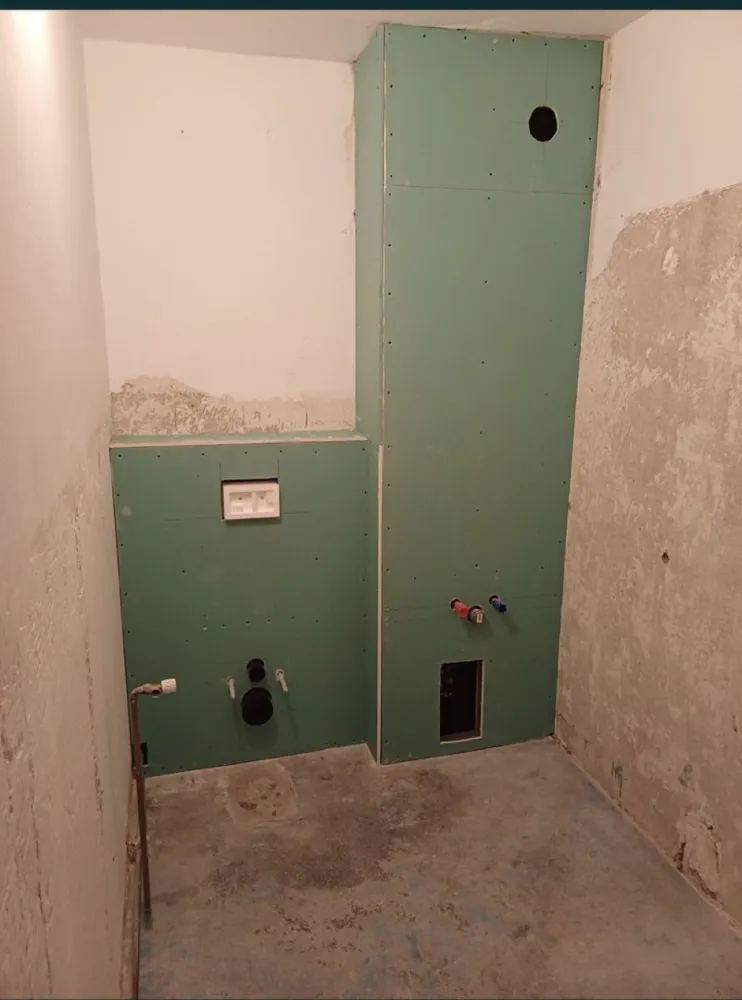 Vand sau schimb apartament plus teren - Vand sau schimb apartament 3 camere in carpati ll et lV plus o parcela de teren de 6 ari in cionchesti cu proiect pt casa , schimb cu casa. Apartamentul trebuie renovat, toate materialele sunt cumparate.