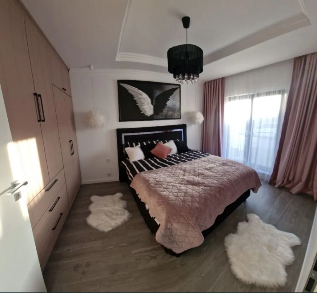 Vand casa Martinesti - Vand casa moderna in zona Martinesti, cartierul Primaverii ( Odoreu). Caracteristici: -construita 2021, locuita din dec 2022 pana in prezent. -suprafata teren: 600 mp -suprafata utila 117mp, 167mp const cu terasa inclusa -3 camere,2 bai, dressing,debara,bucatarie open space cu living,terasa. -toate utilitatile in fata casei (apa,canalizare,gaz, curent ) - caldura in pardoseala pe gaz. -se vinde mobilata complet Usor negociabil.