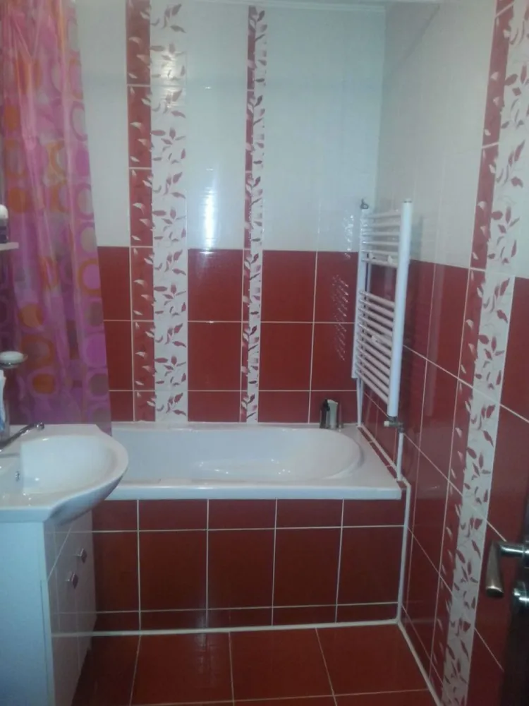 Apartament cu 2 camere decomandate Mv2 strada Mozart renovat, mobilat. - Vand apartament cu 2 camere decomandate in suprafata de 53 mp utili cu 2 balcoane dintre care unul inchis ,geamuri termopan cu plase de tantari si jaluzele,peretii exteriori sunt termoizolati pe interior ,usi interioare schimbate,apartamentul este renovat si este situat in casa scarii pe mijloc in cartierul Mv2 strada Mozart in spate la Kaufland la etajul 4 constructie din bca an 1990 cu acoperis tigla schimbat in totalitate inclusiv jgheaburi etc zona linistita ;.Se vinde cu mobilierul din dotare respectiv bucataria la comanda utilata cu masina de spalat vase.cuptor incorporabil.plita pe gaz aparat de aer conditionat ,centrala pe gaz in condensare Ariston toate noi cu garantie, debara cu etajera si usa culisanta,spatiu pt masina de spalat haine baia dormitorul si camera mare raman la fel mobilate.,la subsol un beci mare uscat,acces la uscatoria de la parter respectiv loc de parcare rezervat+parcare fara plata a altui autoturism.cheltuielile de intretinere sunt foarte mici dovada sunt facturile,Cf-ul este liber de sarcini