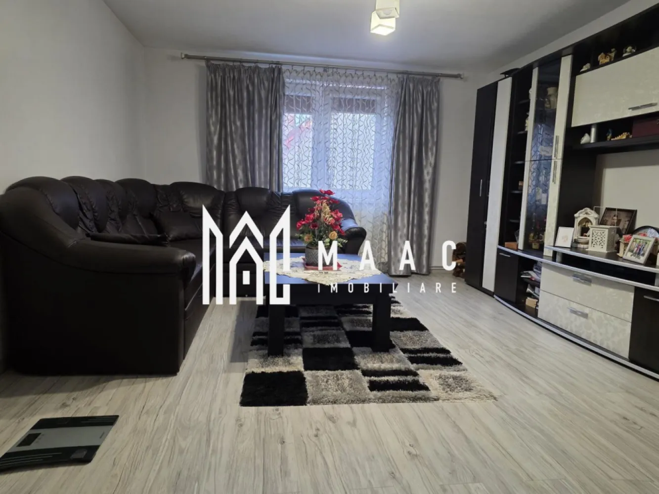 Casa 4 camere I Decomandata I Gradina I Lacul lui Binder - Maac Imobiliare va prezinta o casa superba cu 4 camere, cu regim de inaltime D+P+M, situata intr-o zona linistita de case din zona Tineretului/ Tiglari. Compartimentare: Demisol: Bucatarie complet mobilata si utilata, dormitor cu pat matrimonial, baie cu dus, debara, hol, casa scarii. Parter: Living, 2 dormitoare cu pat matrimonial, baie cu dus, hol spatios. Mansarda: Nu este amenajata, in momentul actual este folosita ca spatiu de depozitare si se intinde pe toata suprafata imobilului. Are intrare separata de restul locuintei. Locuinta beneficiaza si de o anexa cu o camera, baie cu cada, bucatarie de vara si debara ( necesita renovare ). Curte privata! Partea din jurul casei este pavata, iar partea din spate este amenajata ca gradina pentru legume. Incalzirea imobilului se face prin centrala cu lemne si calorifere ( costuri reduse la utilitati). Panouri fotovoltaice montate si functionale ( eficienta energetica ridicata ) . Casa este ideala pentru o familie oferind toate conditiile unui trai modern si confortabil. Zona are acces facil spre punctele de interes din oras, iar in apropiere exista magazine alimentare, farmacii, parcuri . Se vinde mobilata si utilata. Disponibila imediat. Se poate achizitiona atat prin fonduri proprii, cat si prin credit. Pentru mai multe detalii sau vizionari mentionati ID: CP2552572 }}