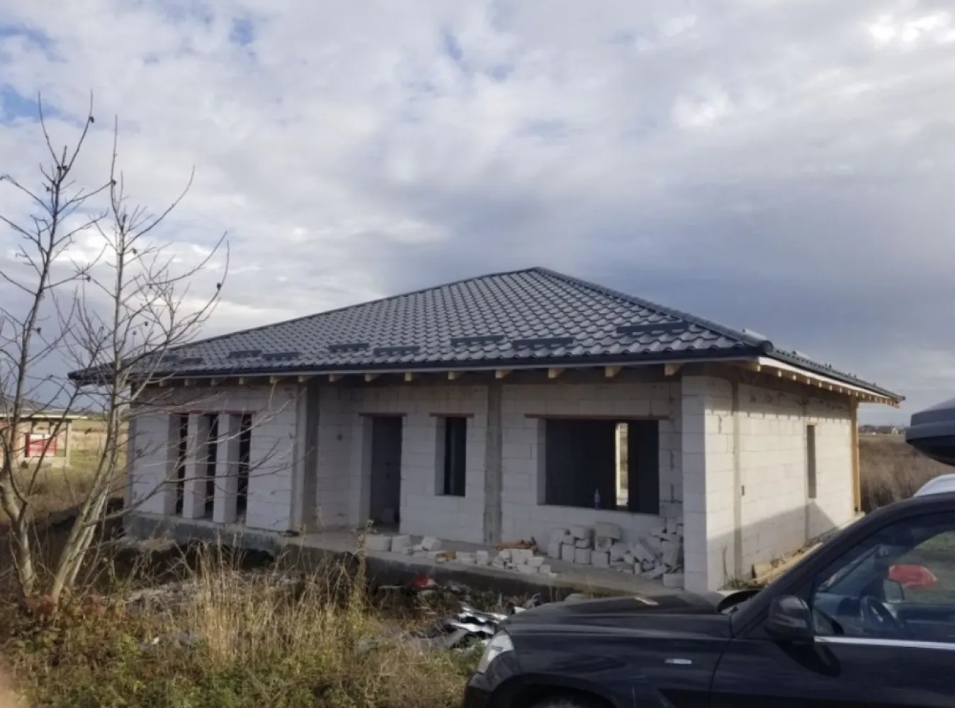 Vand casa cu mandarda in Vetis! - Vand casa la rosu la intrare in Vetis pe strada Margaretei. Teren 629 mp. Casa are 189 mp construiti la parter, 3 dormitoare, 2 bai, camara, depozit, living , bucatarie si 3 terase mari, iar la etaj o mansarda de 45 mp. Proiectul e autorizat, si are aprobari pentru toate racordurile la retele.