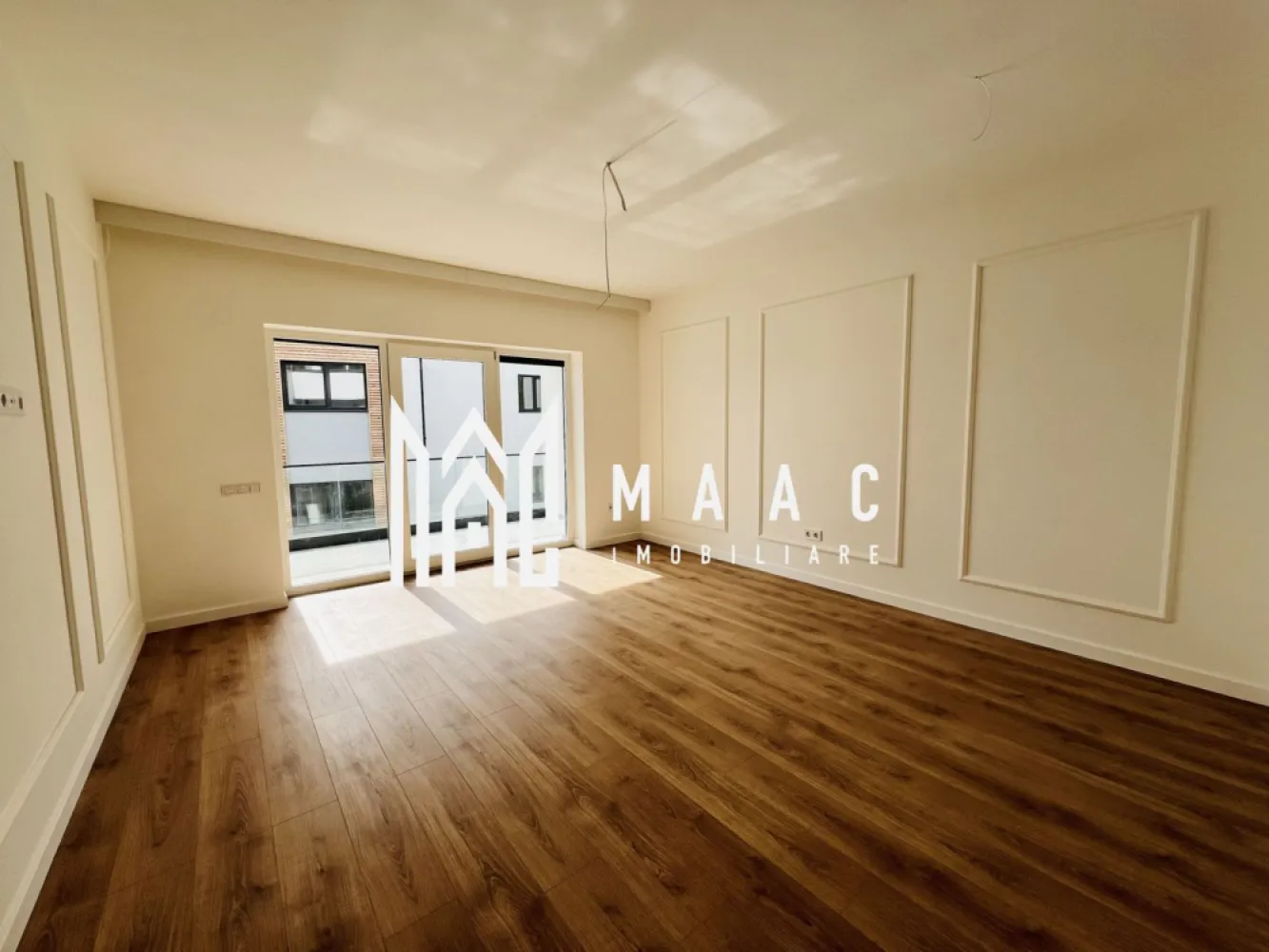 Apartament 2 camere finisat la cheie I 54 mp I Balcon I Parcare - De vânzare apartament cu 2 camere, finisat la cheie, situat într-un ansamblu rezidențial modern, cu multiple facilități și acces rapid către principalele puncte de interes ale orașului. Detalii apartament: Suprafață utilă: 53.55 mp Balcon (logie): 7.29 mp, cu orientare sudică Compartimentare eficientă, cu spații de depozitare bine gândite Încălzire în pardoseală Priveliște panoramică Predare la cheie – finisaje moderne și de calitate Terasă cu hidroizolație și sistem de drenaj Izolație termică cu vată bazaltică Balcon și casa scării finisate cu granit și sticlă securizată Loc de parcare inclus în preț Avantaje ansamblu: Design arhitectural cu larice siberian și piatră naturală 45% spații verzi – vegetație bogată și aer curat 4 locuri de joacă și un teren de fotbal Ocupare teritorială redusă – doar 25% construcție din suprafața totală Localizare: La doar 4 minute de Zona Industrială Vest și Metro 15 minute de centrul istoric al Sibiului Modalități de plată flexibile – se acceptă atât surse proprii, cât și credit ipotecar, fără influență asupra prețului final. Pentru mai multe detalii, menționați telefonic ID: CP2552765 }}