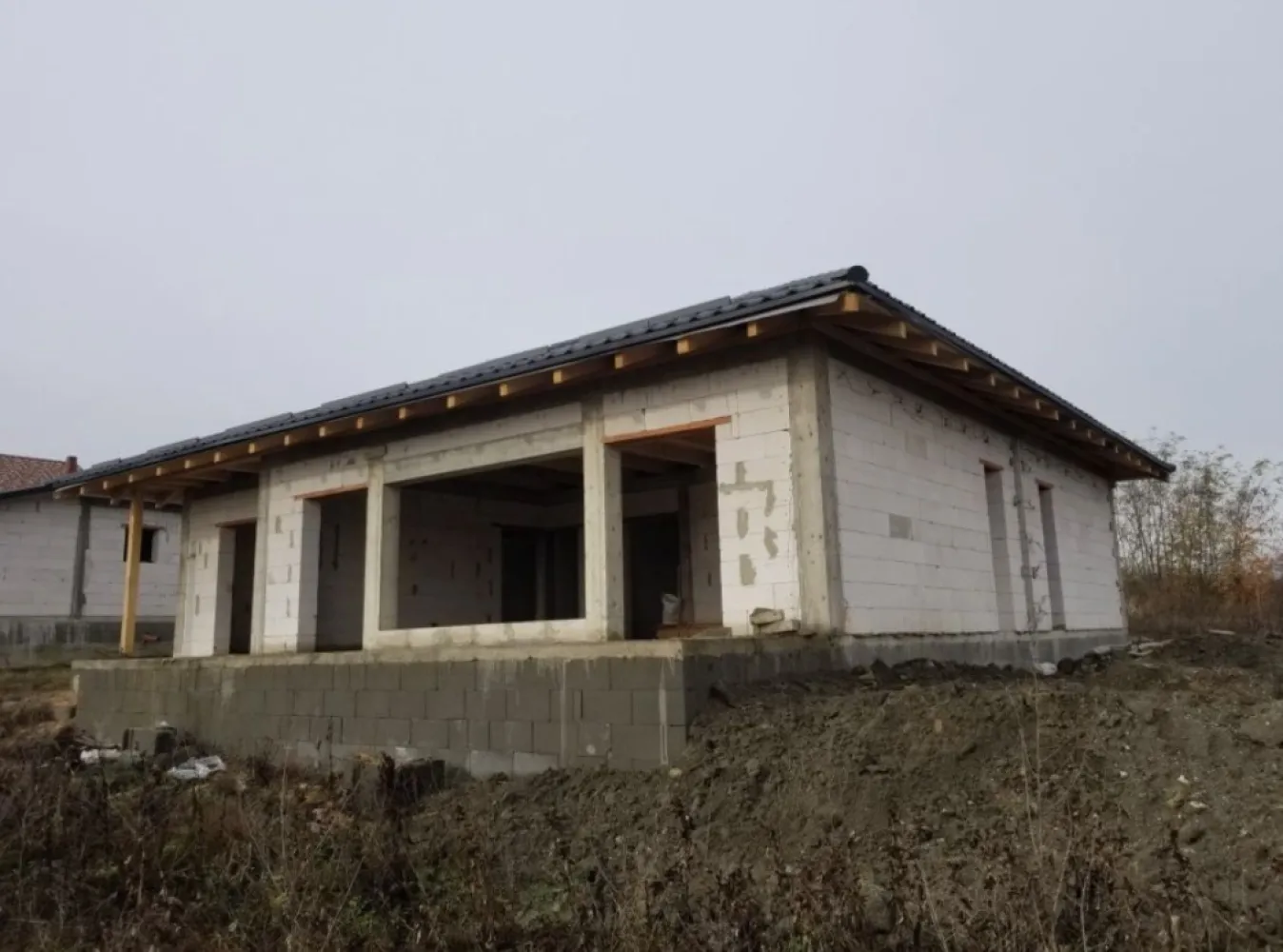 Vand casa cu mandarda in Vetis! - Vand casa la rosu la intrare in Vetis pe strada Margaretei. Teren 629 mp. Casa are 189 mp construiti la parter, 3 dormitoare, 2 bai, camara, depozit, living , bucatarie si 3 terase mari, iar la etaj o mansarda de 45 mp. Proiectul e autorizat, si are aprobari pentru toate racordurile la retele.