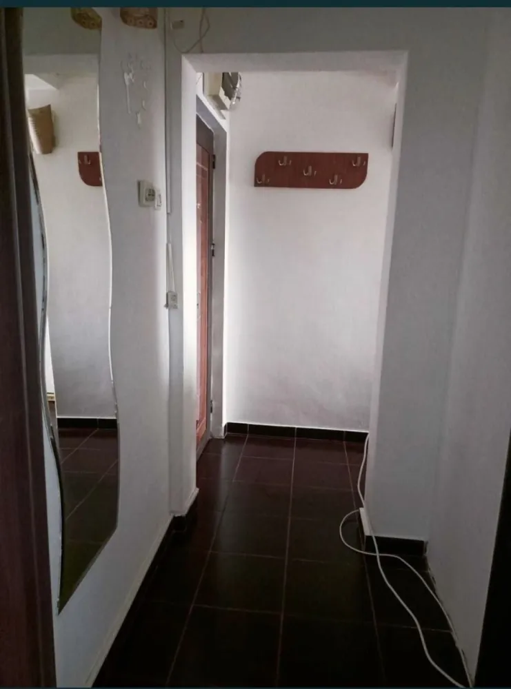 Apartament dorect proprietar - Vand apartament 2 camere transformat din 3,acte si cadastru la zi zona scoala 8 incadrat,izolat , calduros,etaj 4/4.merita vazut.