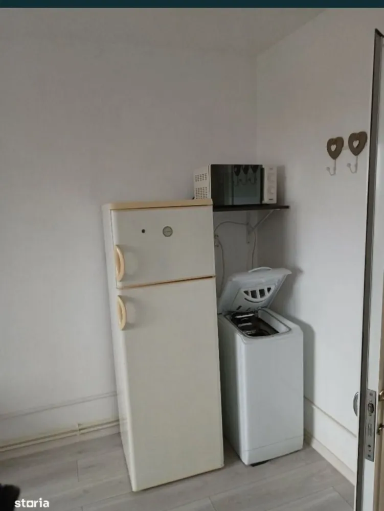 Garsoniera 21 mp etaj 3/4 Baba Novac-Energia - Persoana fizica, vand garsoniera situata pe strada Baba Novac, in zona Energia, situata la etajul 3 din 4, intr-un bloc curat si linistit. Renovata complet, izolata, gata pentru a fi locuita sau pentru a primi chiriasi. Se vinde mobilata si utilata. Este dotata cu Aer conditionat, frigider, masina de spalat, plita electrica, hota, boiler electric. Incalzirea este asigurata de punctul termic pe gaz situat in spatele blocului, care deserveste cele 4 blocuri din vecinatate, astfel nefiind pierderi, fara avarii, instalatia fiind relativ noua, facturile la caldura fiind mici iarna. Nu doresc schimburi, nu colaborez cu agentii imobiliare.