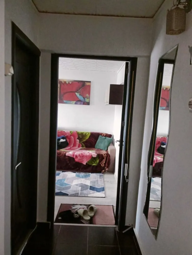 Apartament dorect proprietar - Vand apartament 2 camere transformat din 3,acte si cadastru la zi zona scoala 8 incadrat,izolat , calduros,etaj 4/4.merita vazut.