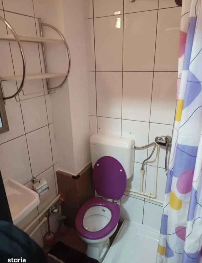 Garsoniera 21 mp etaj 3/4 Baba Novac-Energia - Persoana fizica, vand garsoniera situata pe strada Baba Novac, in zona Energia, situata la etajul 3 din 4, intr-un bloc curat si linistit. Renovata complet, izolata, gata pentru a fi locuita sau pentru a primi chiriasi. Se vinde mobilata si utilata. Este dotata cu Aer conditionat, frigider, masina de spalat, plita electrica, hota, boiler electric. Incalzirea este asigurata de punctul termic pe gaz situat in spatele blocului, care deserveste cele 4 blocuri din vecinatate, astfel nefiind pierderi, fara avarii, instalatia fiind relativ noua, facturile la caldura fiind mici iarna. Nu doresc schimburi, nu colaborez cu agentii imobiliare.