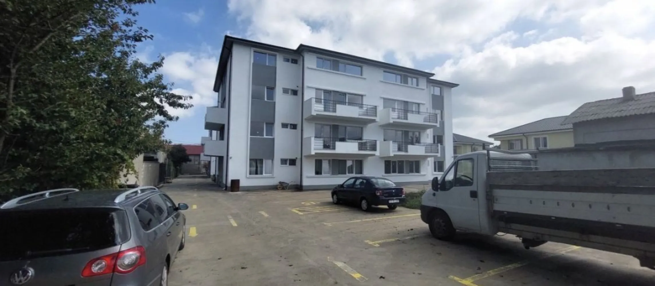 Proprietar Apartament 64 mp utili Constanta - apartamentele se afla la stadiul de alb cu toate utilitatile trase.

Direct de la dezvoltator ofer la vanzare intr un cartier Rezidential Apartamente si Garsoniere pe un teren de 3311 mp.
Sau Construit 2 blocuri P+3 cu amprenta de 400 mp fiecare bloc.

Locatarii blocurilor au urmatorele facilitati: locuri de parcare , locuri de biciclete , loc de joaca pentru copii , loc pentru pubele , spatiu verde,racordare la apa si canalizare , gaze , curent electric , Poarta electrica la intrare in curte.

Adresa blocurilor:str. Calafatului nr. 38 c

( cartier viile noi str.calafatului este intre str.comarnic si soseaua din vii )

#Apartamente 63 mp utili
Pret incepand de la 48.850 € la alb.

#Garsoniere 37 mp utili
Pret incepand de la 35.850 € la alb

Parcare contra cost

Apartamentele la alb se vor oferi in stadiul urmator ( pereti finisati pana la lavabil,pardoseala sapa elicopterizata,instalatii electrice , termice si sanitare,Usa la intrare si geamuri )

Apartamentele la cheie se vor oferi in stadiul urmator ( usi interioare si exterior,parchet , faianta ,gresie , centrala termica , radiatoare otel , lavabil alb pe pereti )

Nu ezitati sa sunati
Mai multe detalii la telefon